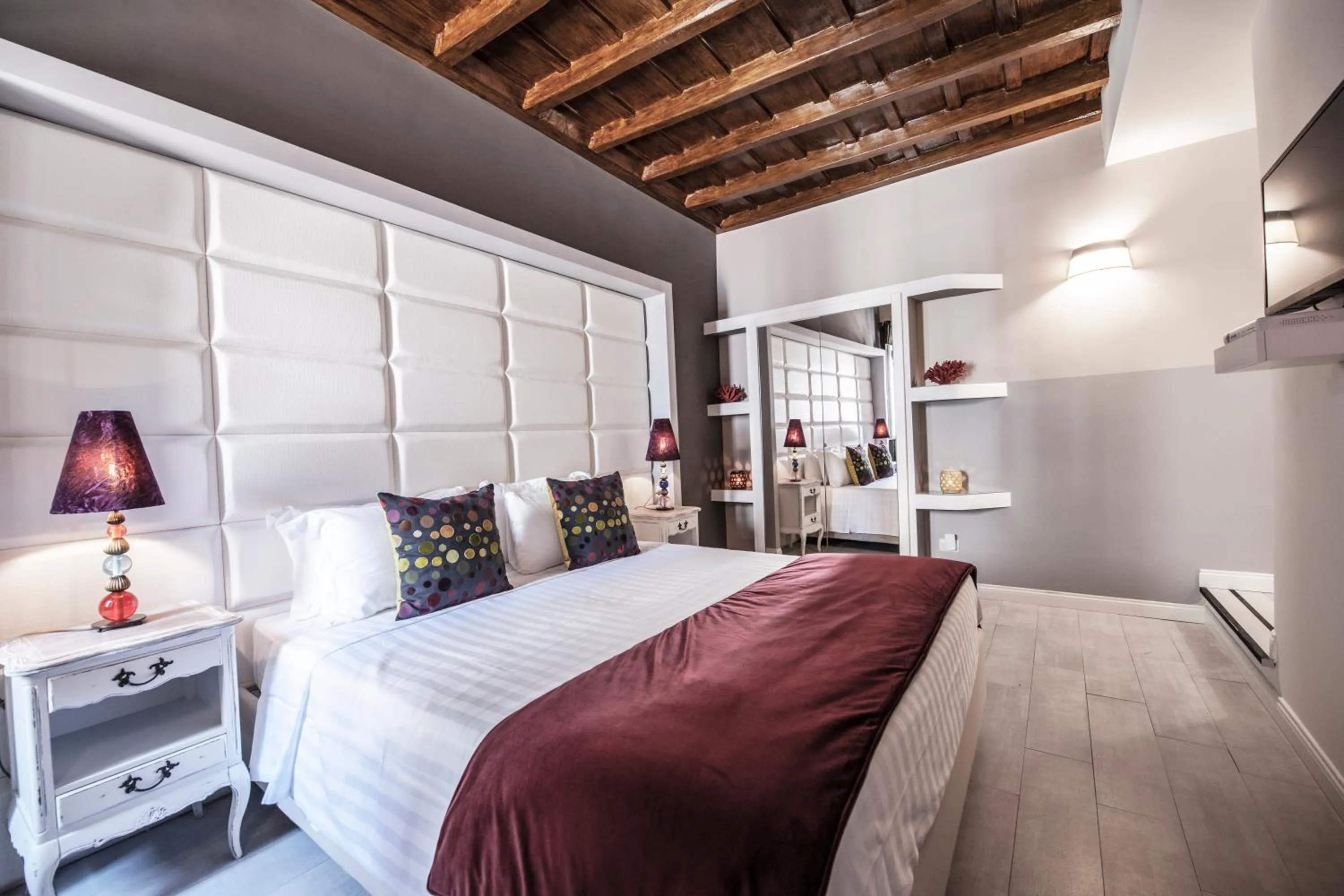 Bed in Town House Spagna- luxury Rooms with Jacuzzi Bath