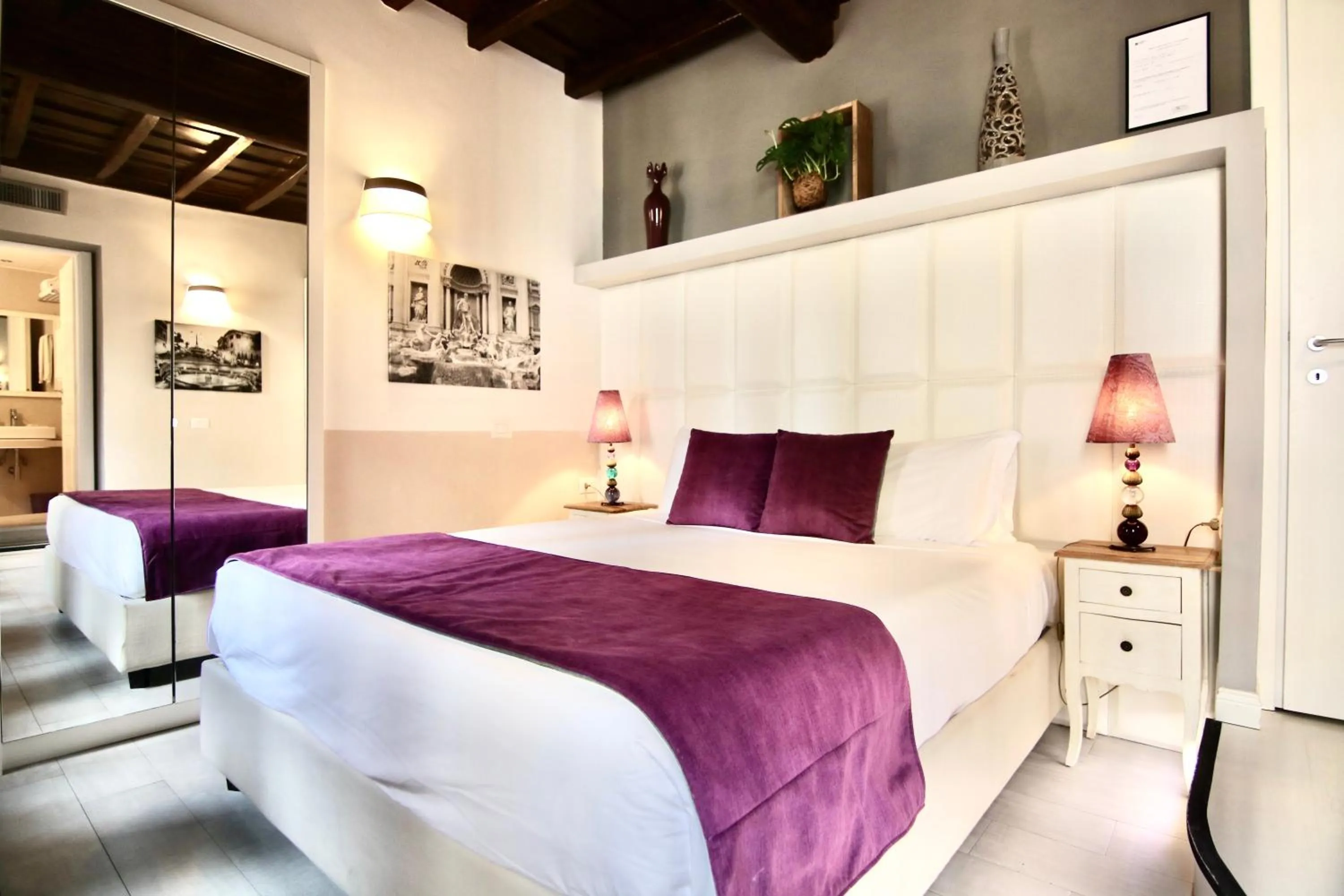 Bed in Town House Spagna- luxury Rooms with Jacuzzi Bath