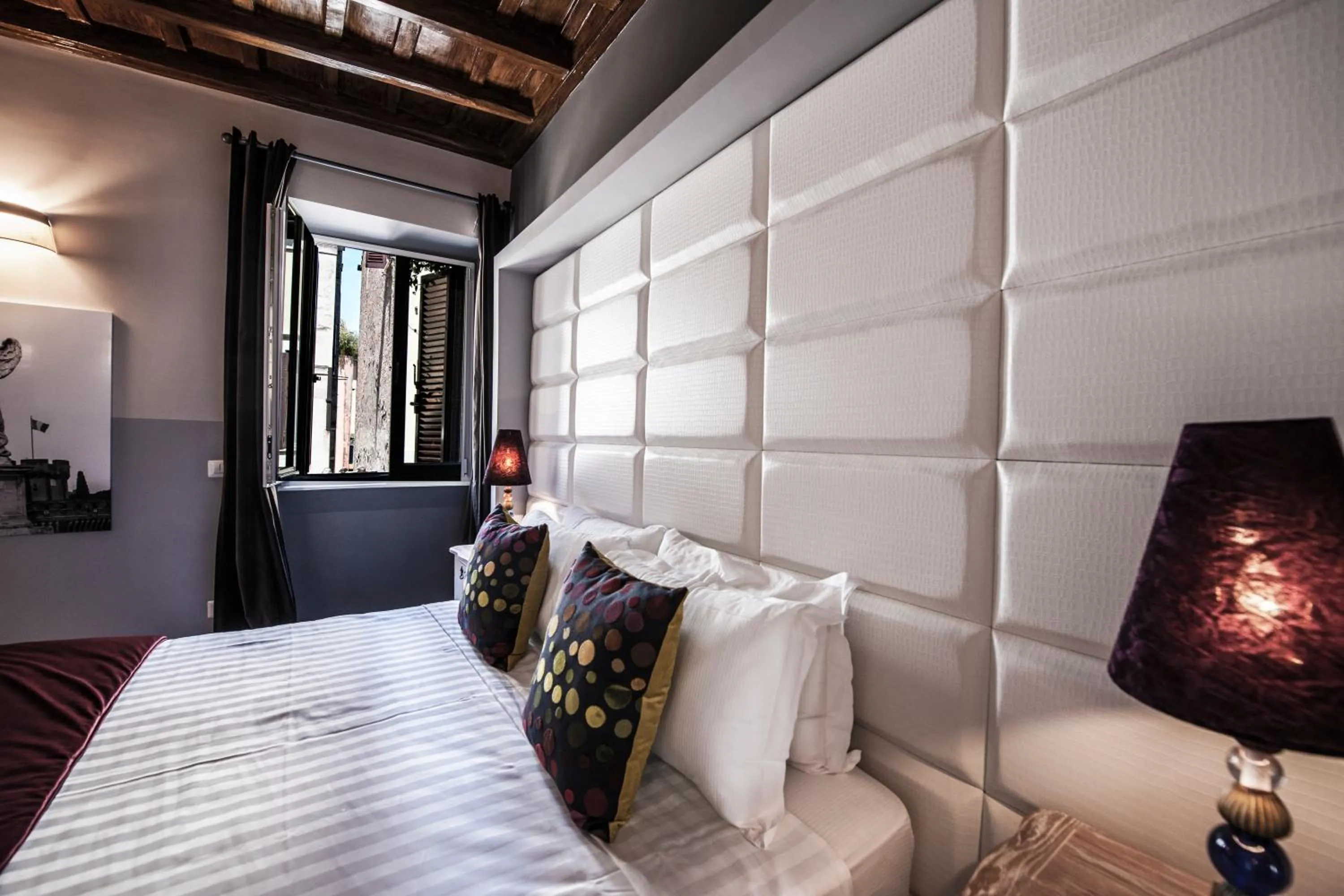 Bed in Town House Spagna- luxury Rooms with Jacuzzi Bath