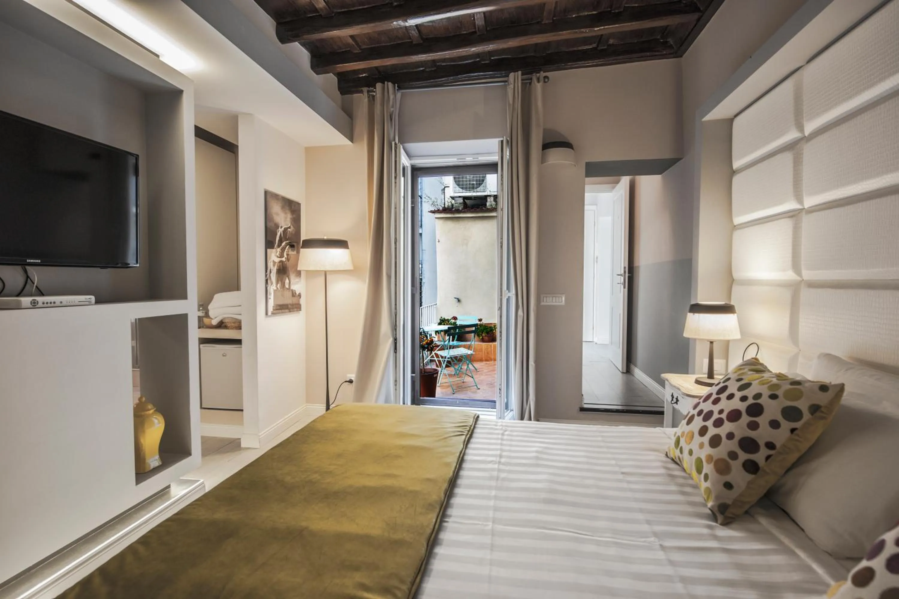 Bed in Town House Spagna- luxury Rooms with Jacuzzi Bath