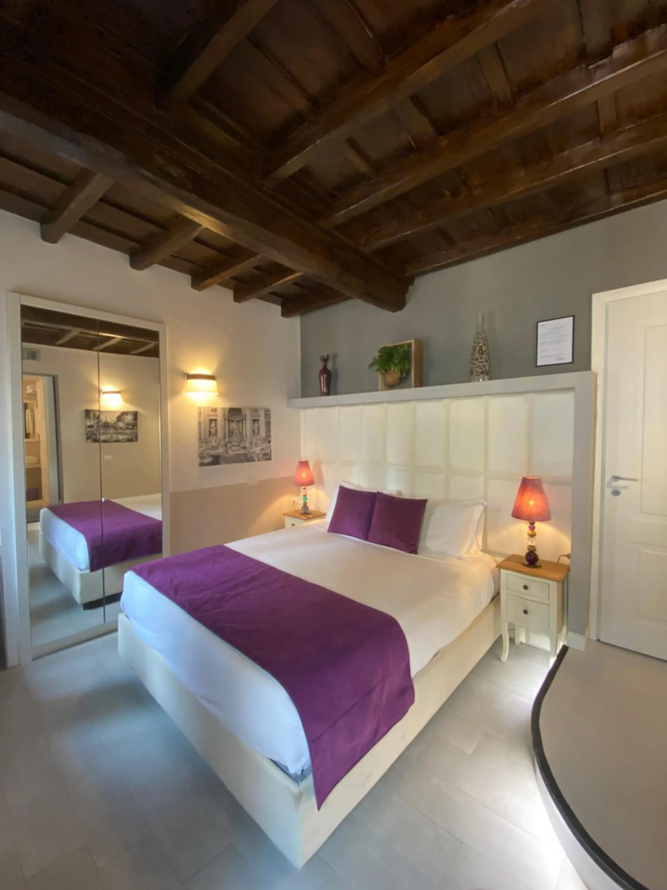 Bed in Town House Spagna- luxury Rooms with Jacuzzi Bath