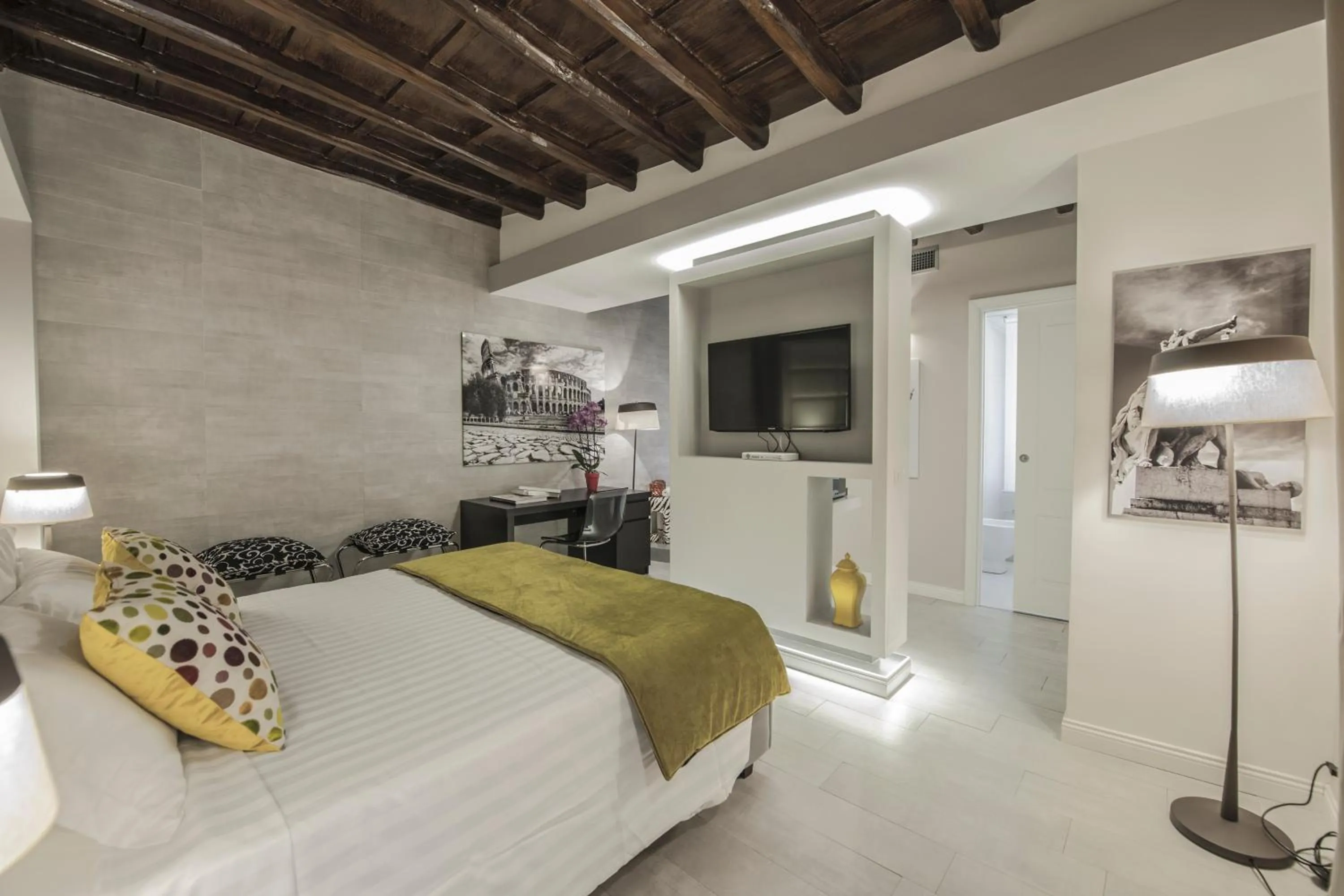 Photo of the whole room, Bed in Town House Spagna- luxury Rooms with Jacuzzi Bath