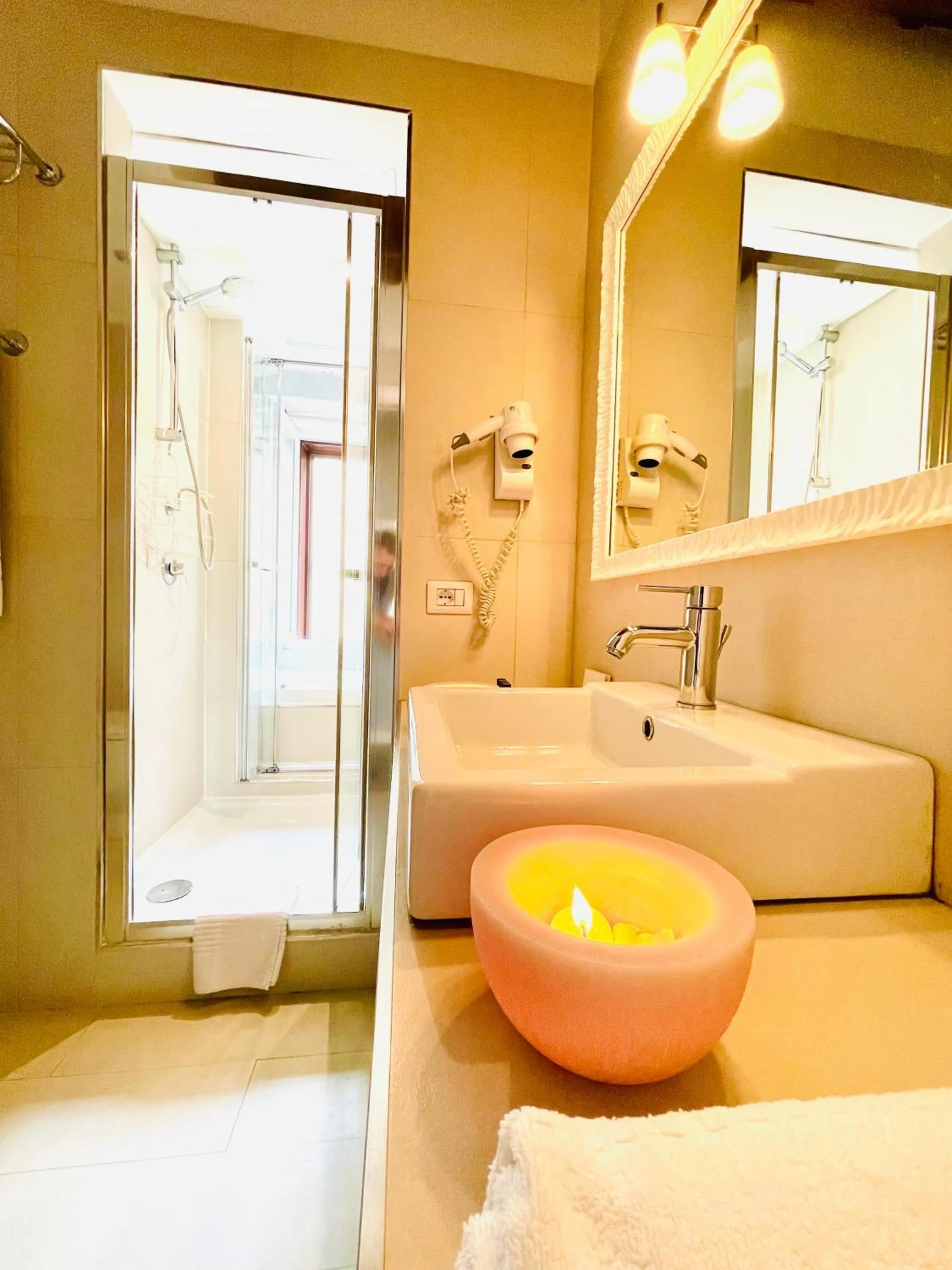 Bathroom, Bed in Town House Spagna- luxury Rooms with Jacuzzi Bath