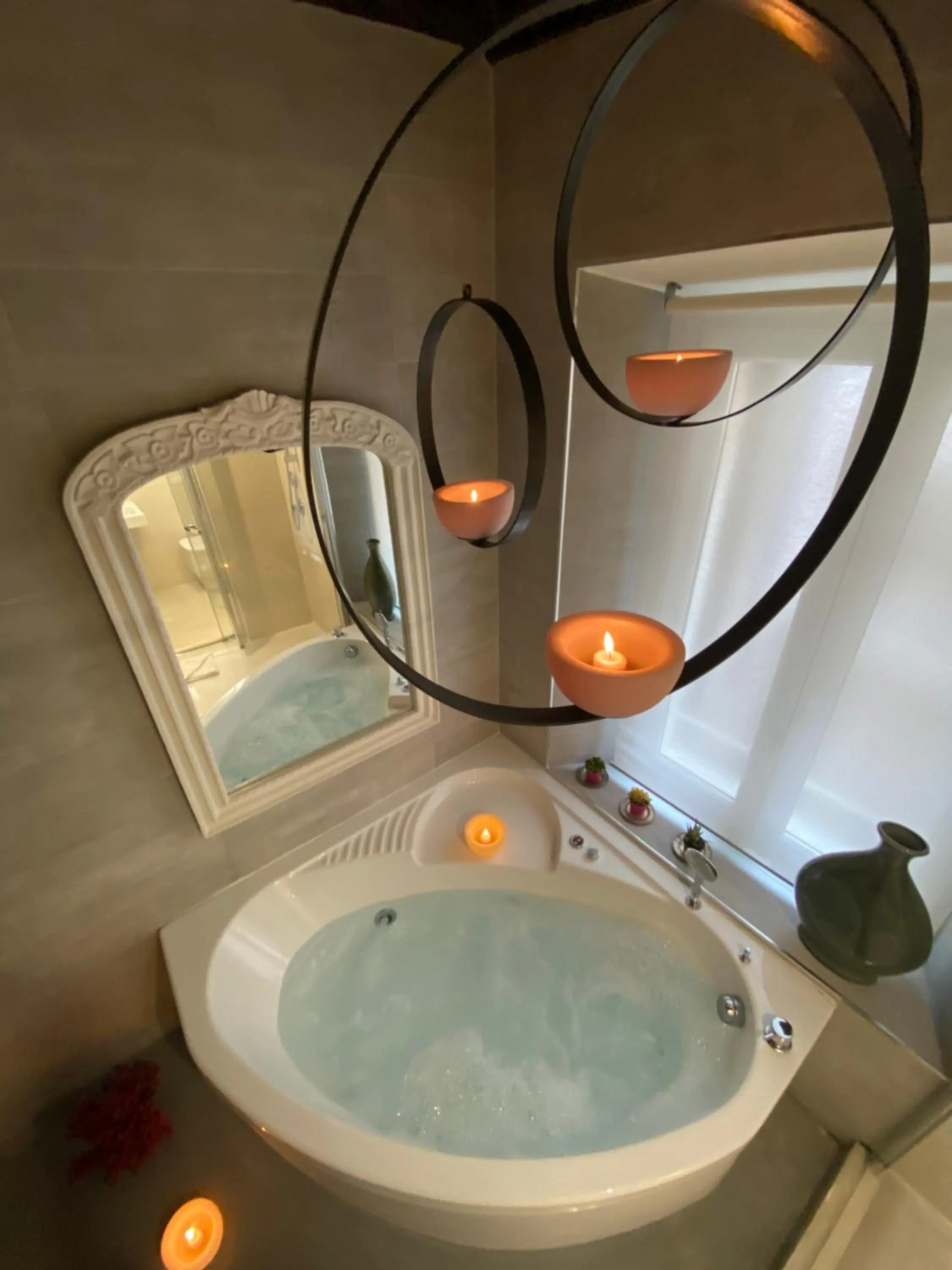 Hot Tub in Town House Spagna- luxury Rooms with Jacuzzi Bath