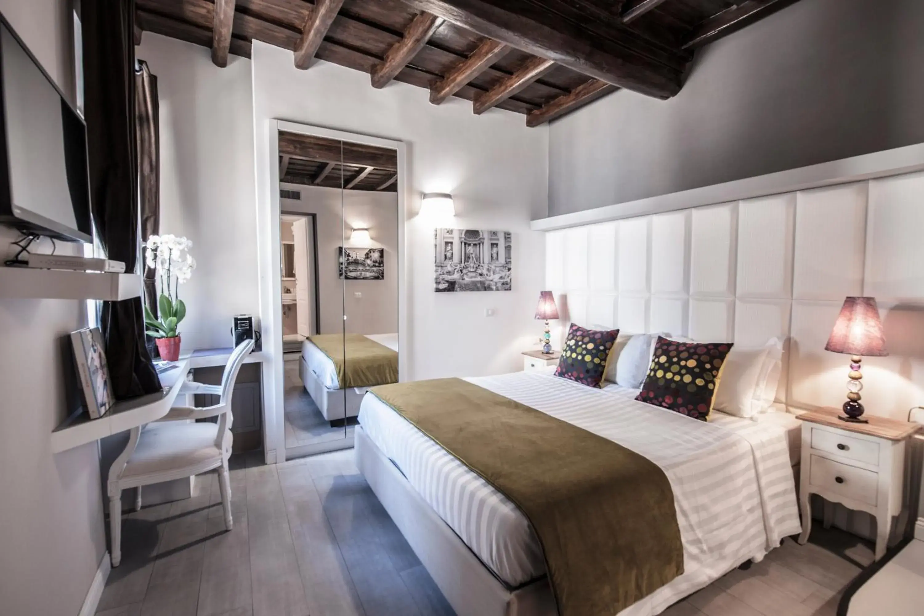 Deluxe Double Room with Shower - single occupancy in Town House Spagna- luxury Rooms with Jacuzzi Bath Deluxe Double Room with Shower - single occupancy in Town House Spagna- luxury Rooms with Jacuzzi Bath