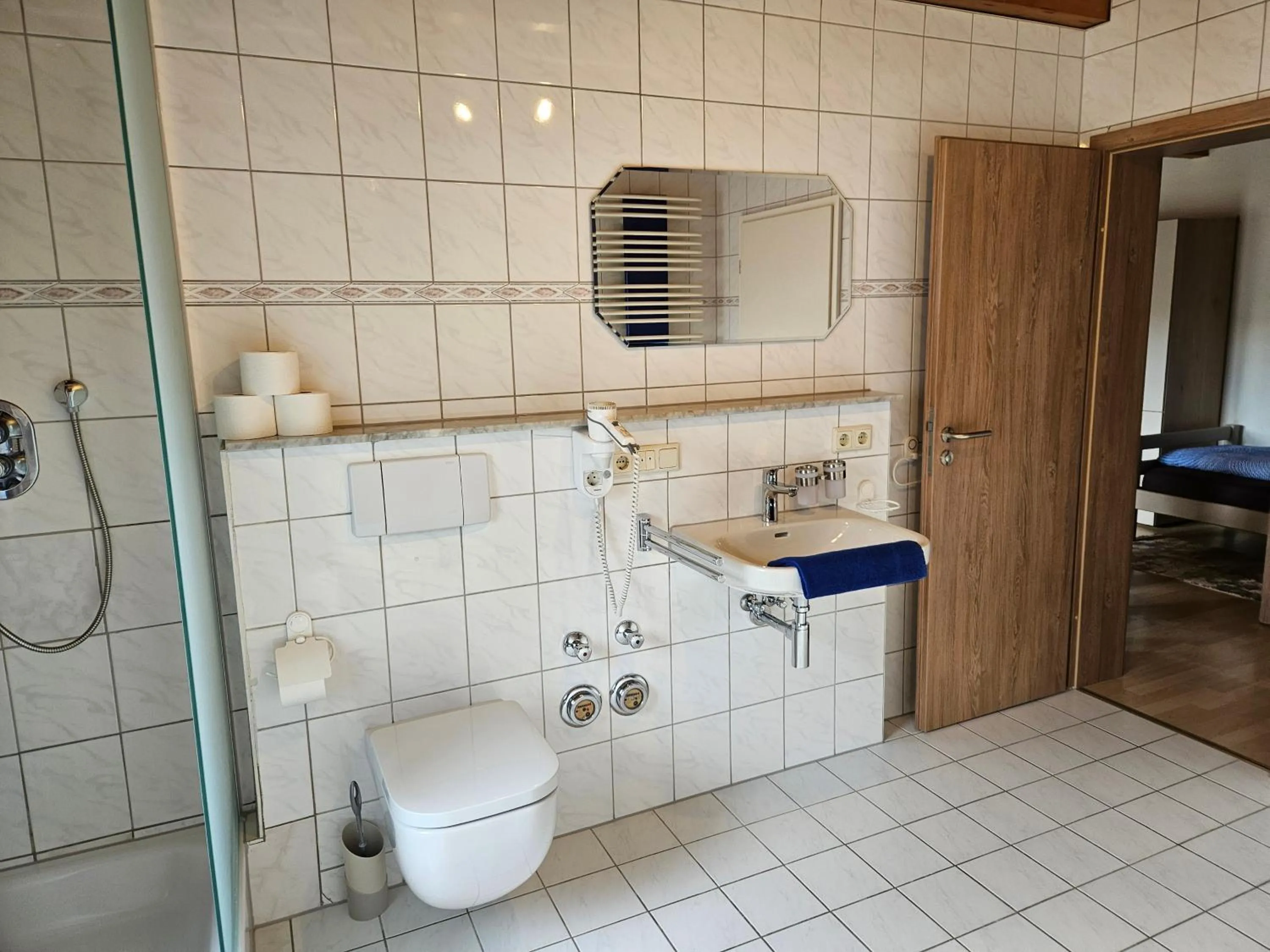 Shower in Gästehaus Rana