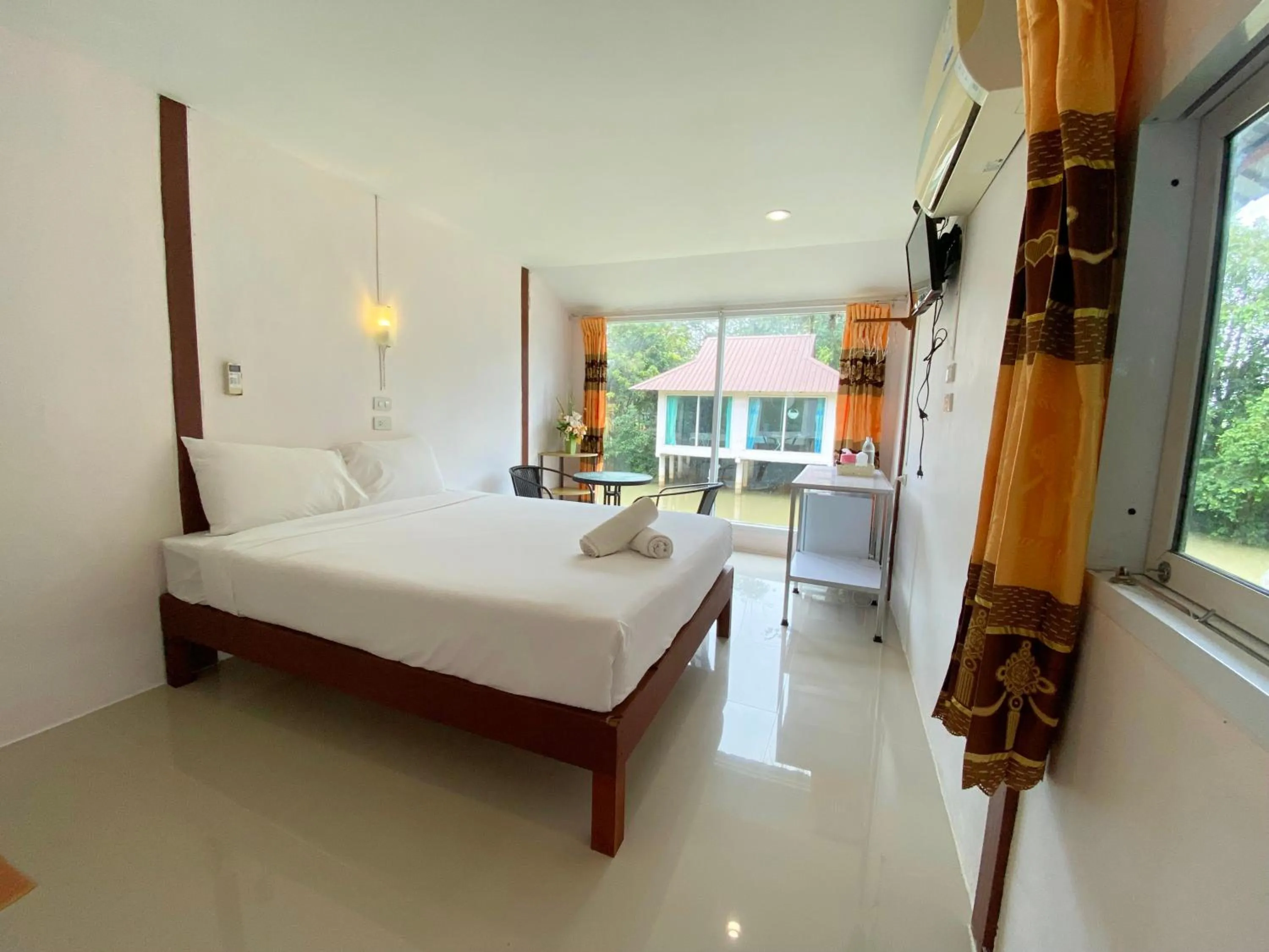 Photo of the whole room, Bed in Banpak Suankaew Talaynoi