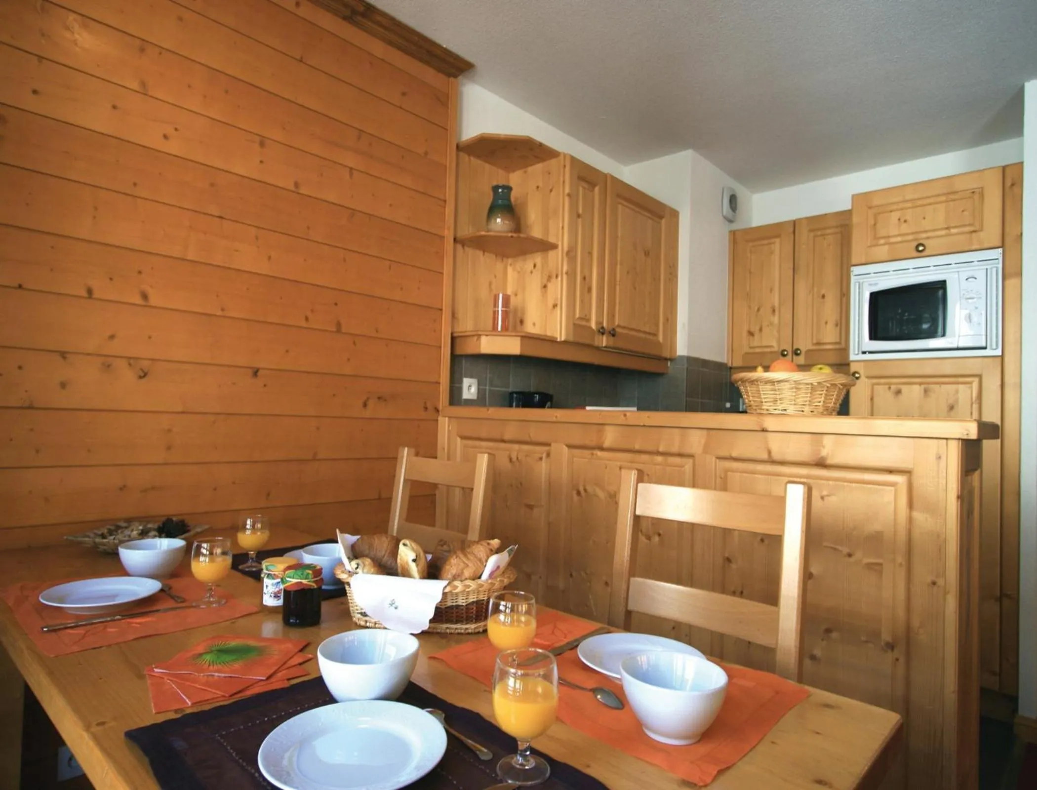 Kitchen or kitchenette in Lagrange Vacances Chalets du Galibier