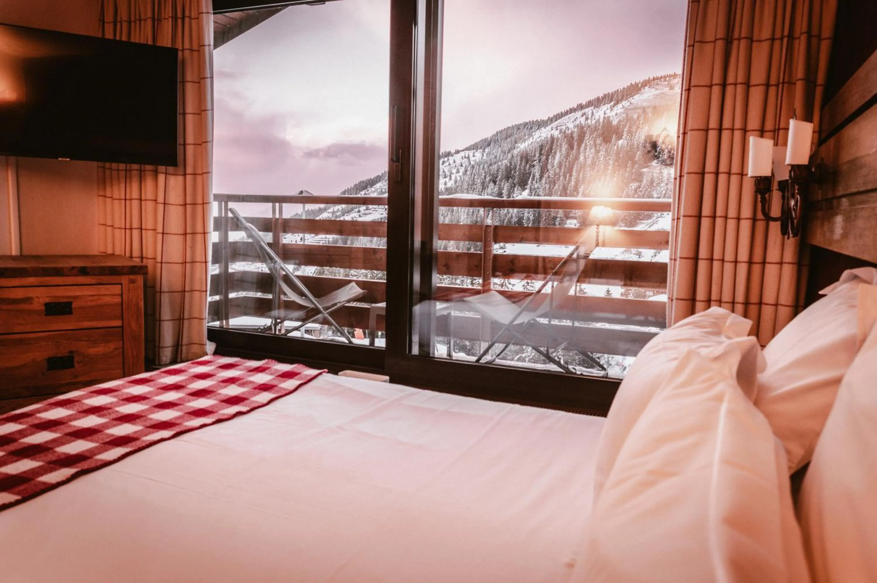 Bedroom, Bed in Hôtel Alpen Ruitor