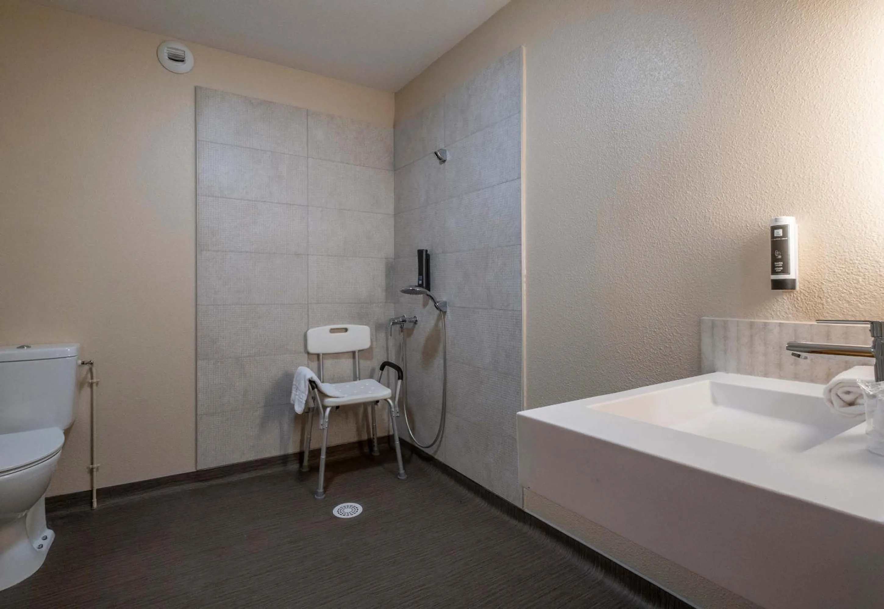 Bathroom in B&B HOTEL La Rochelle Centre Les Minimes