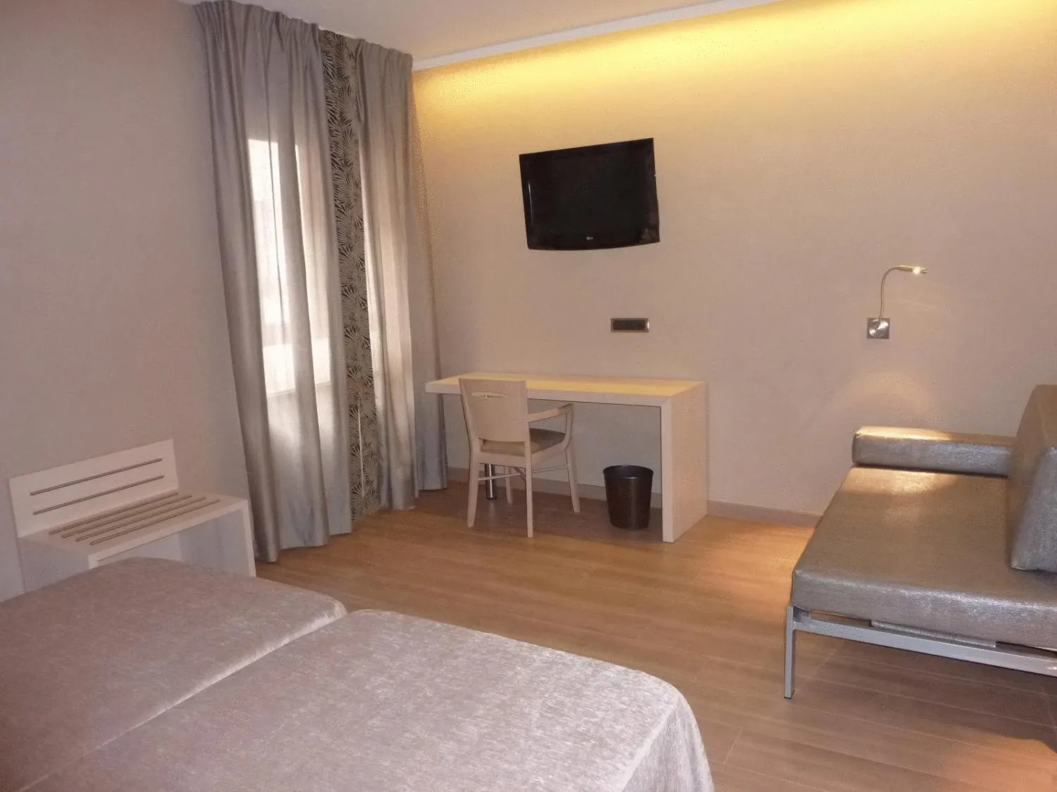 Photo of the whole room, Bed in Barcelona House