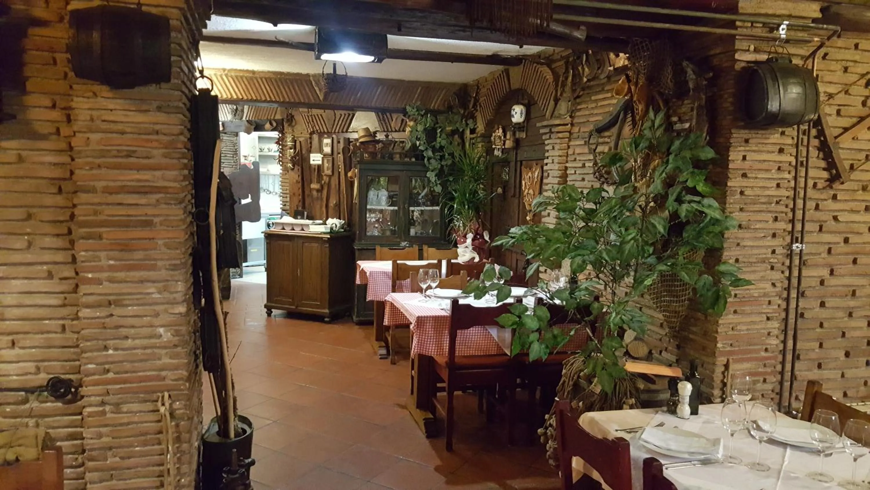 Restaurant/places to eat in Martina Guest house-Rooms