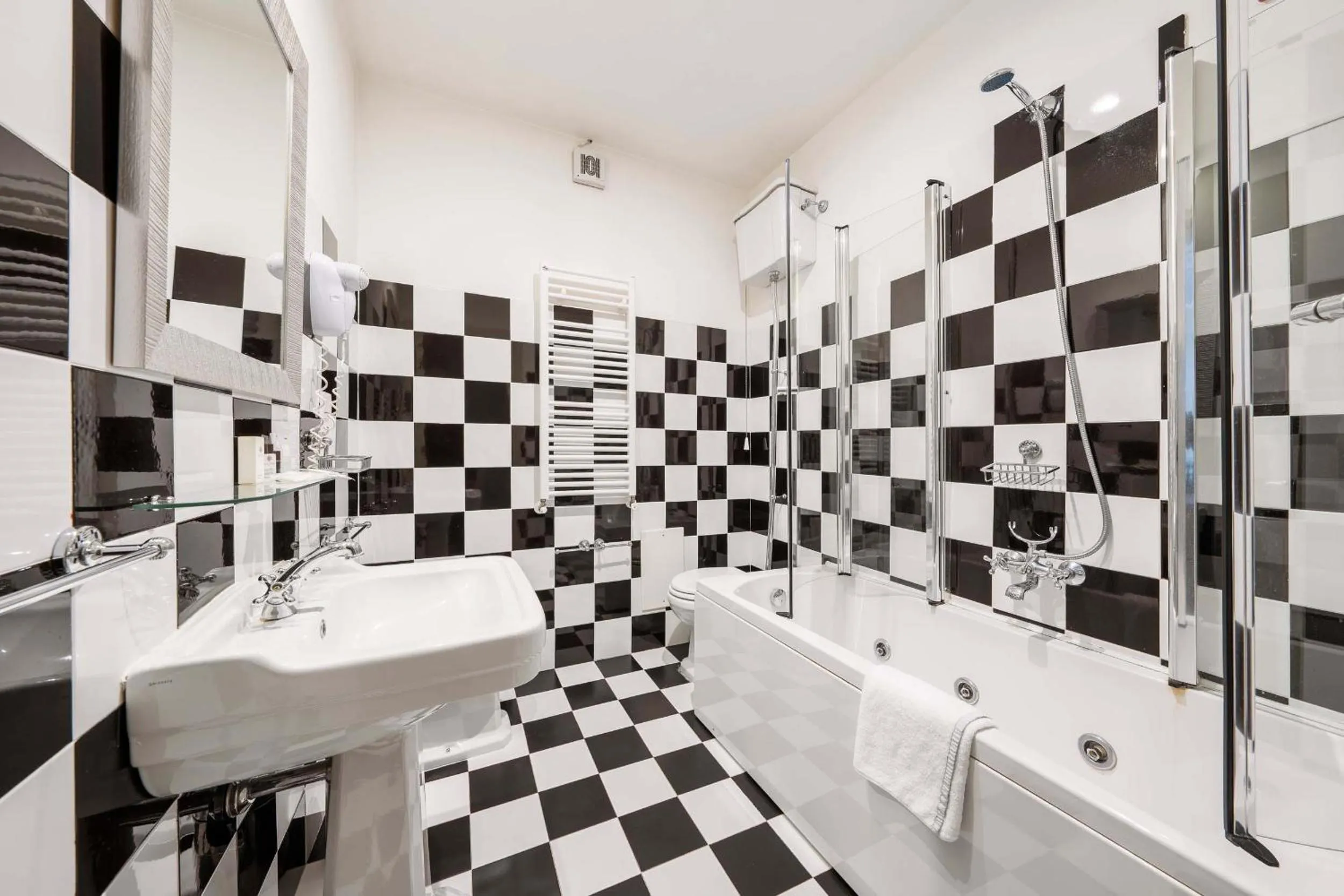 Bathroom in HOTEL AURONZO - outdoor basecamp