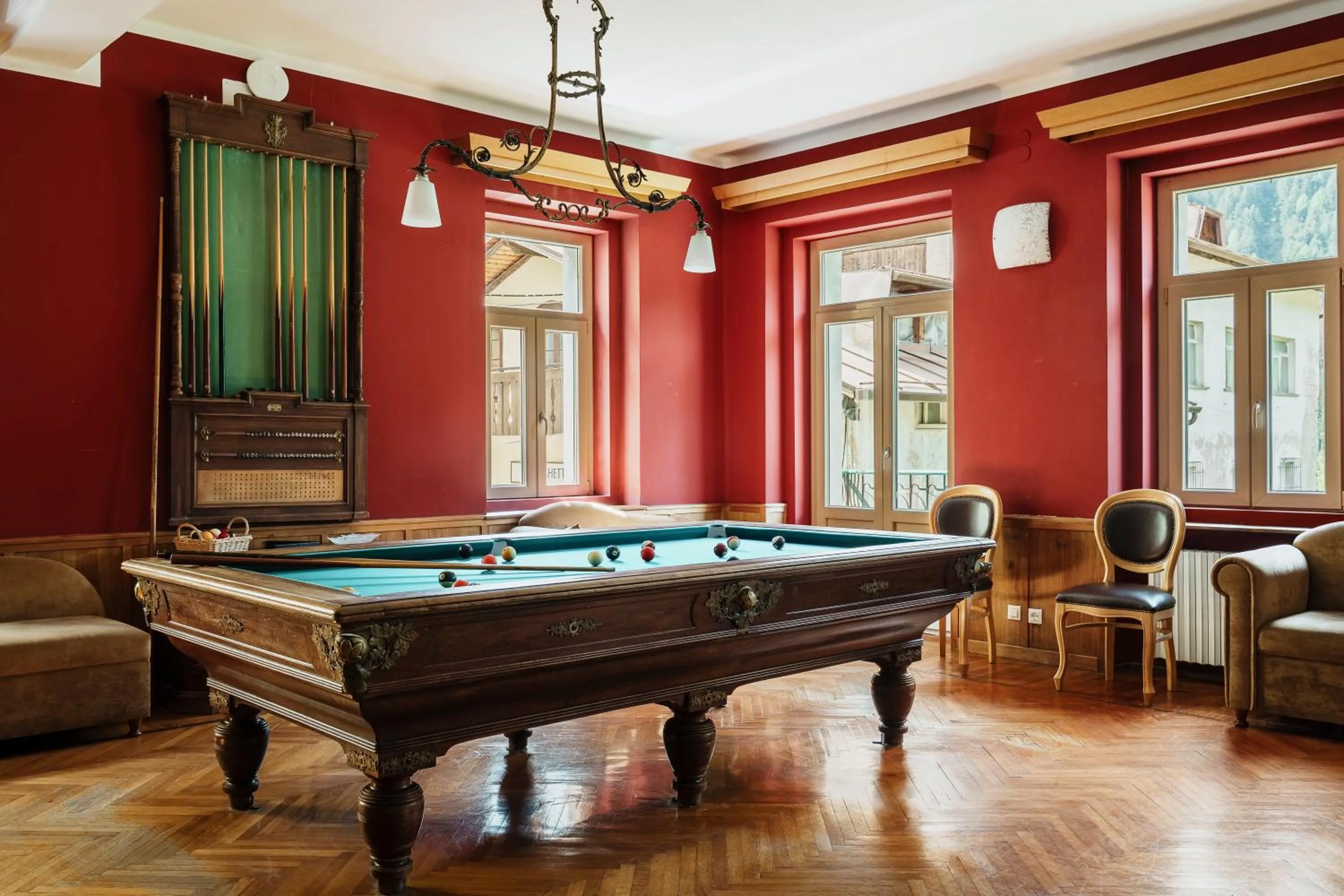 Communal lounge/ TV room in HOTEL AURONZO - outdoor basecamp