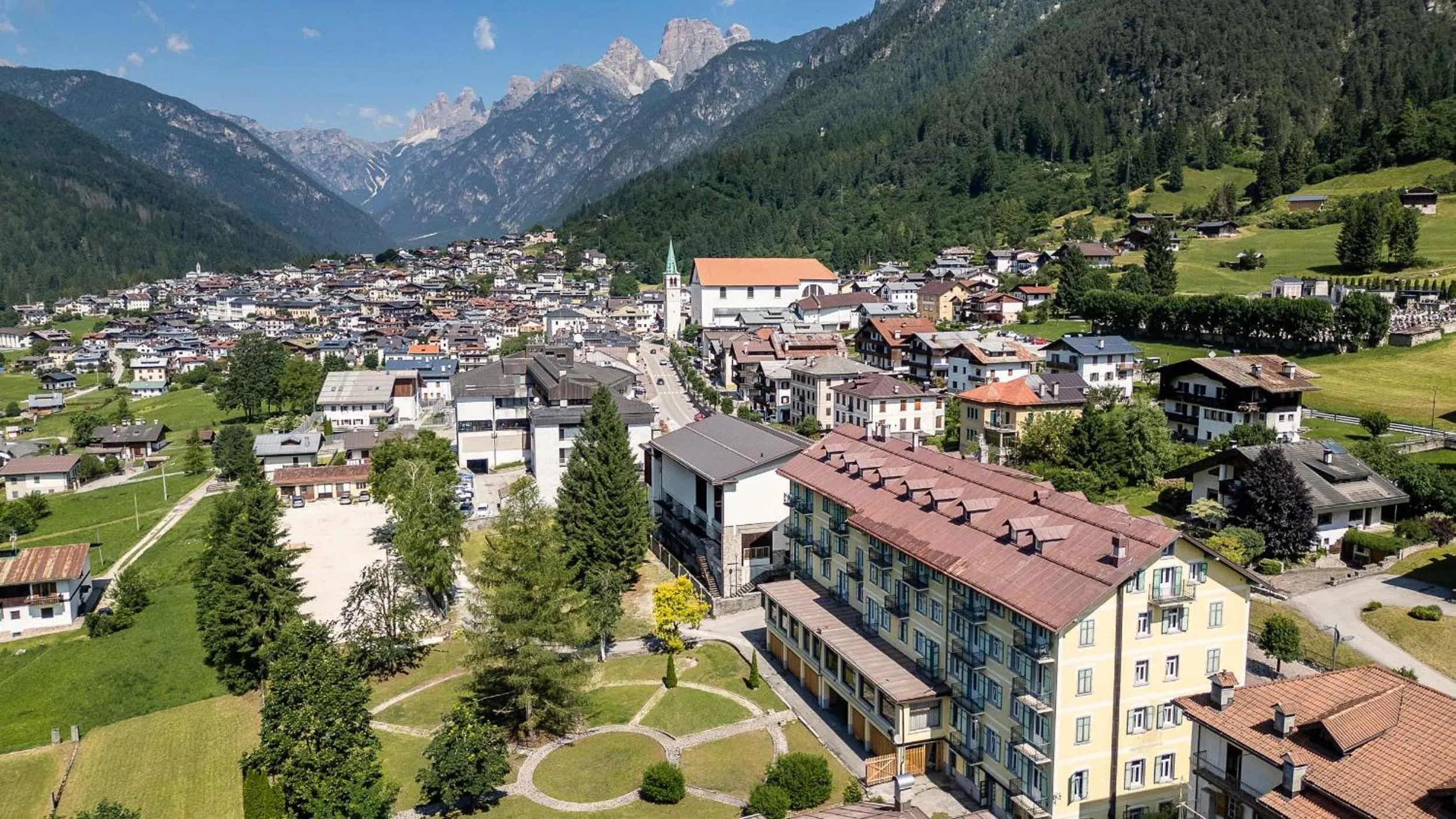 Property building in HOTEL AURONZO - outdoor basecamp