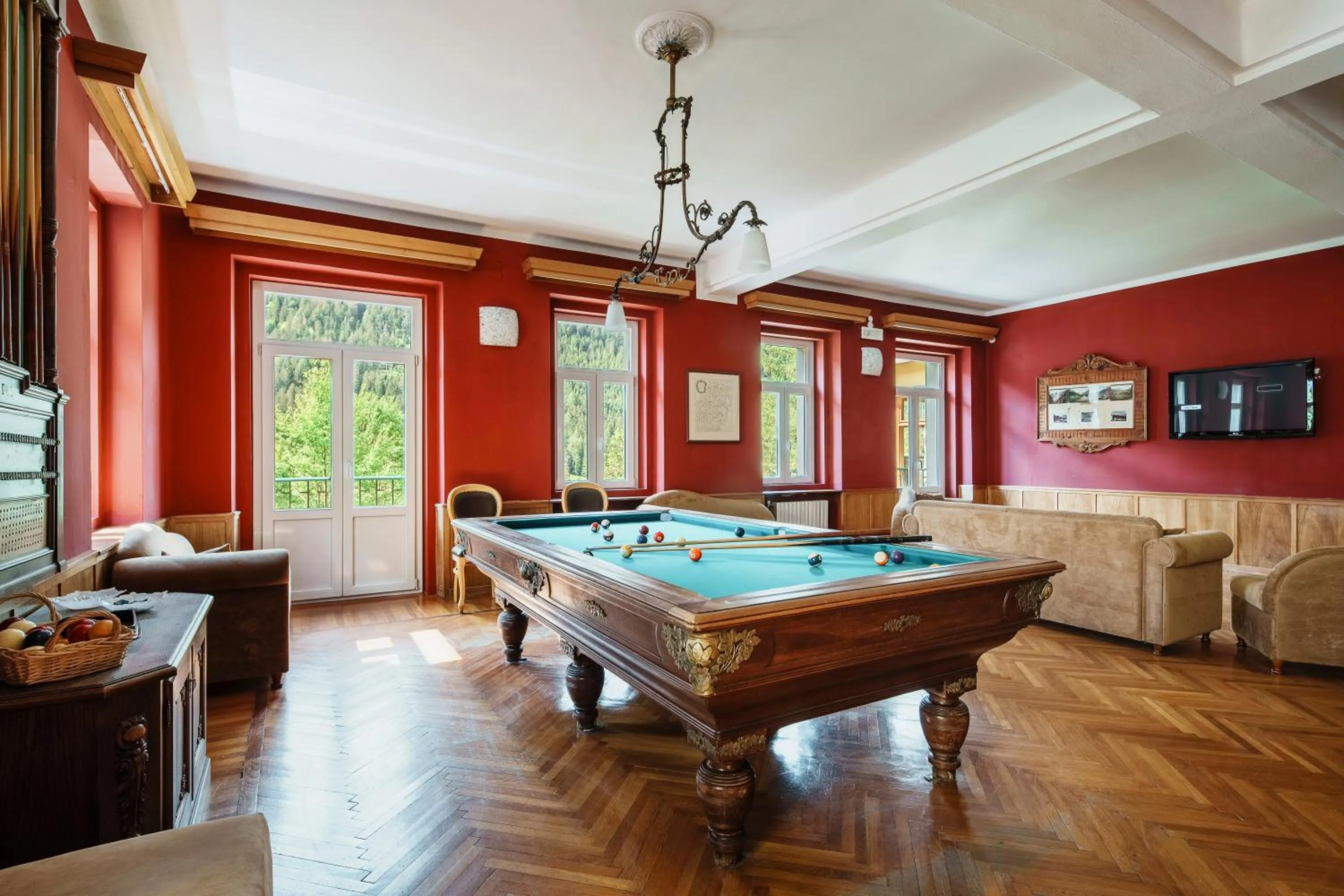 Communal lounge/ TV room in HOTEL AURONZO - outdoor basecamp