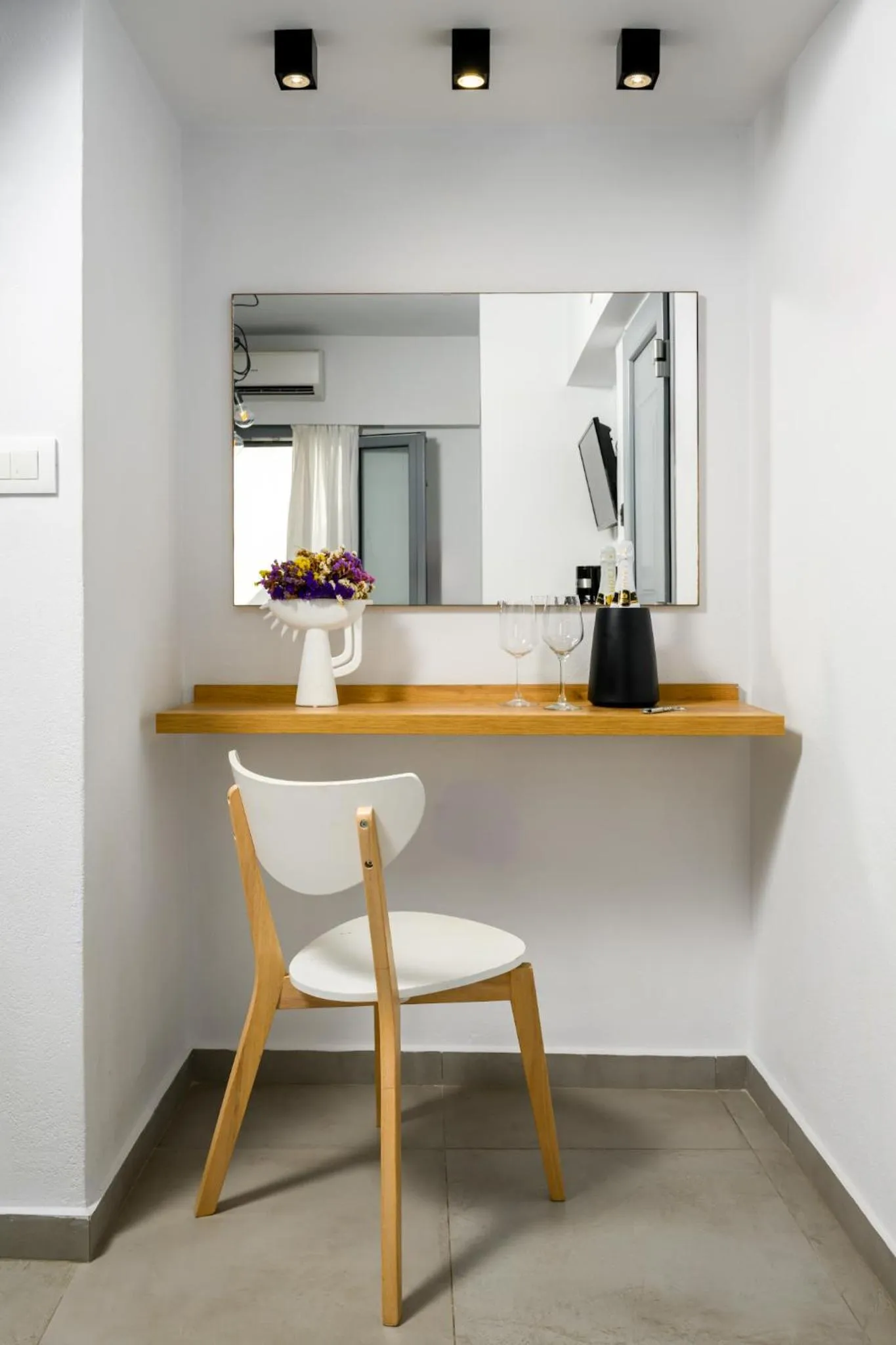 Photo of the whole room in Margaret of Naxos