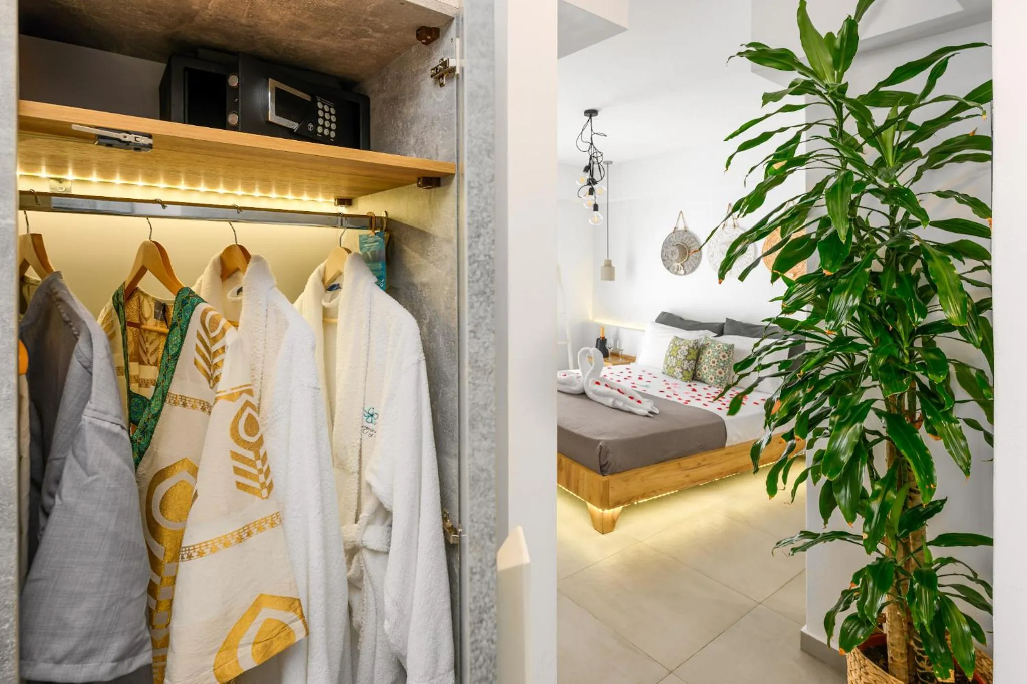 Photo of the whole room, Bed in Margaret of Naxos