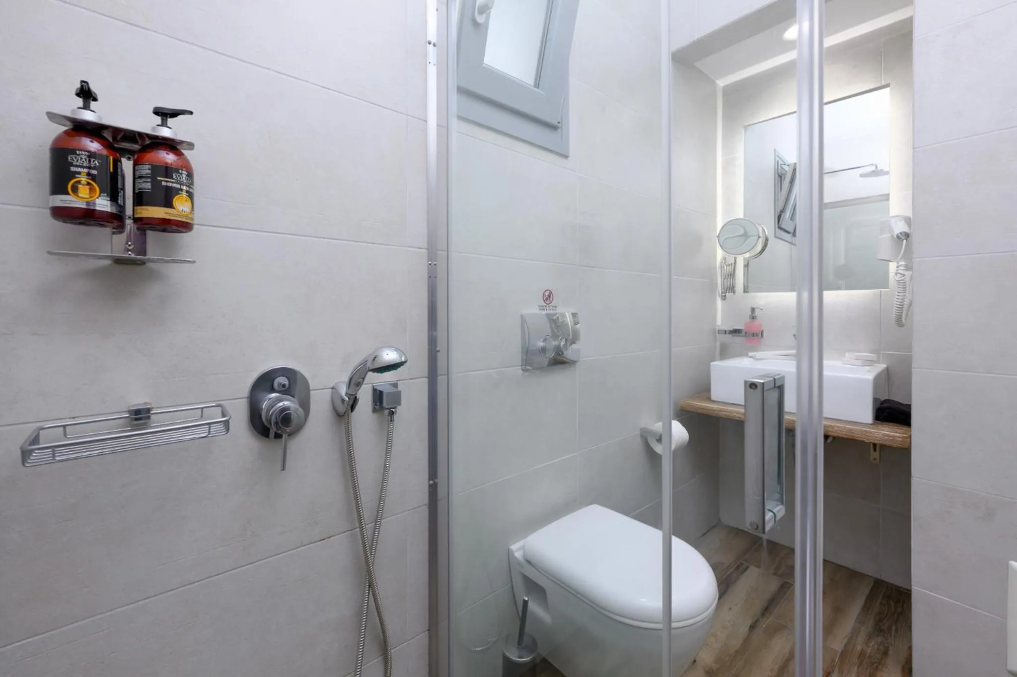 Bathroom in Margaret of Naxos