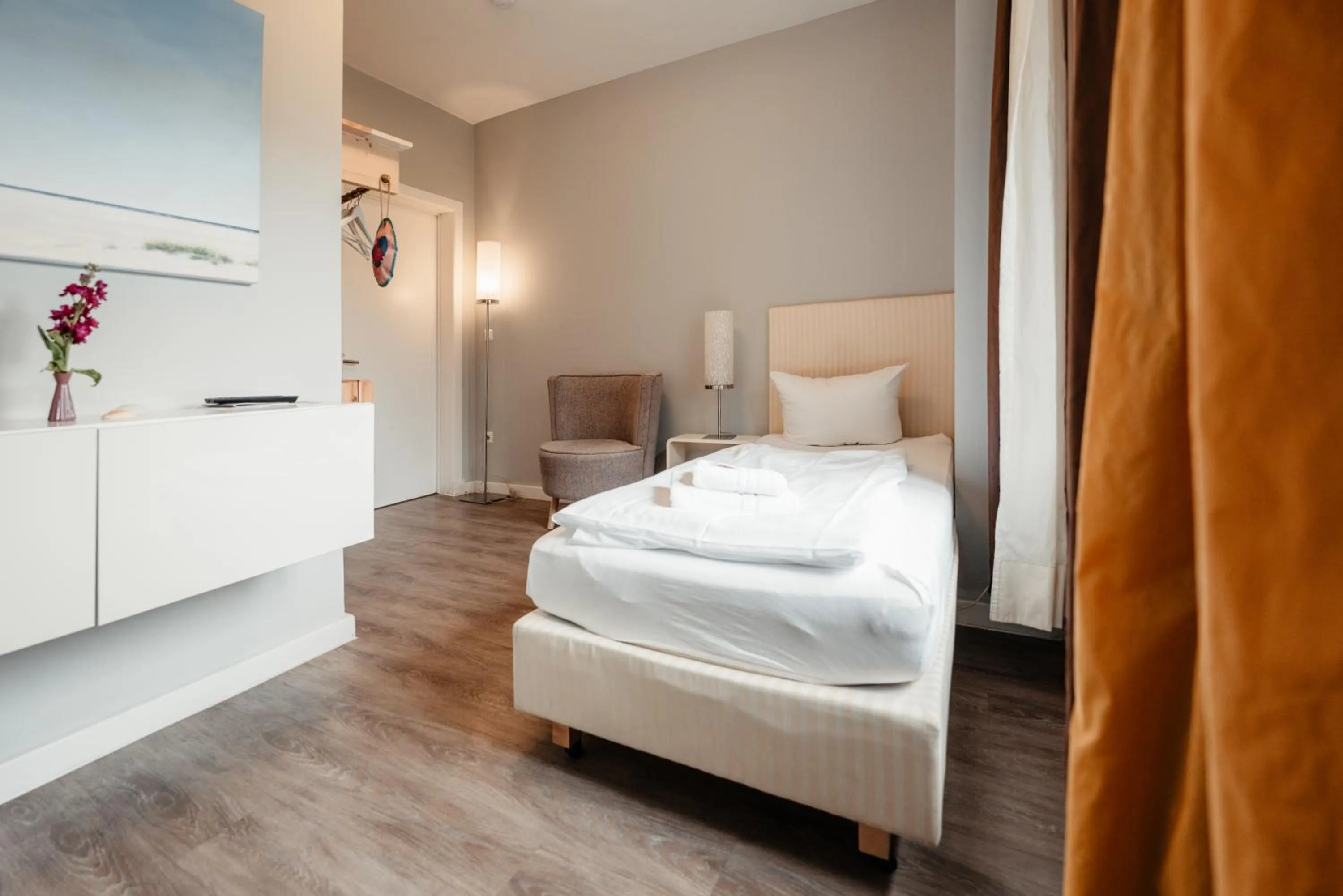 Bed in Hotel 'Das Strandhaus'