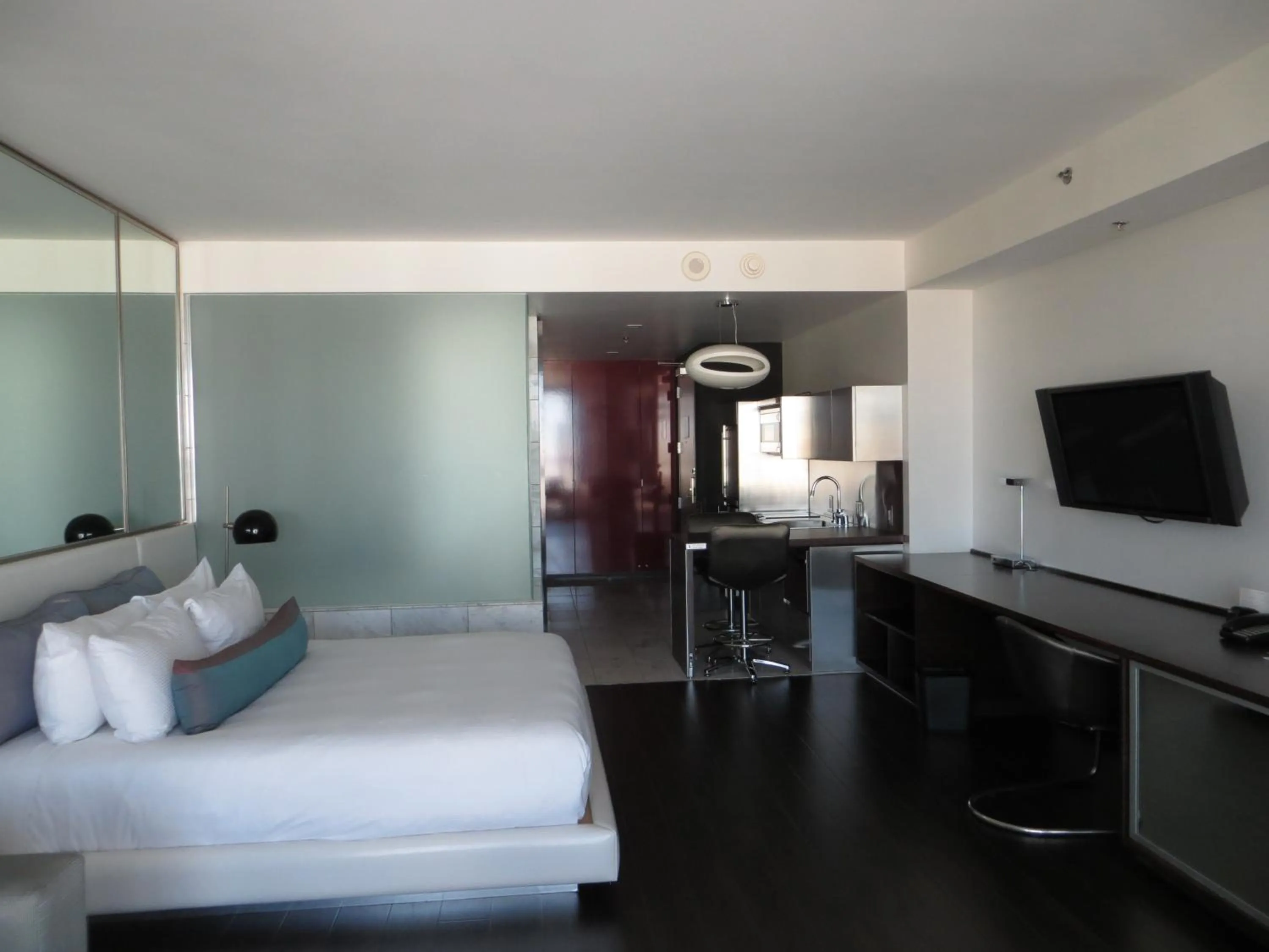 TV and multimedia in Palms Place Suite with Strip View