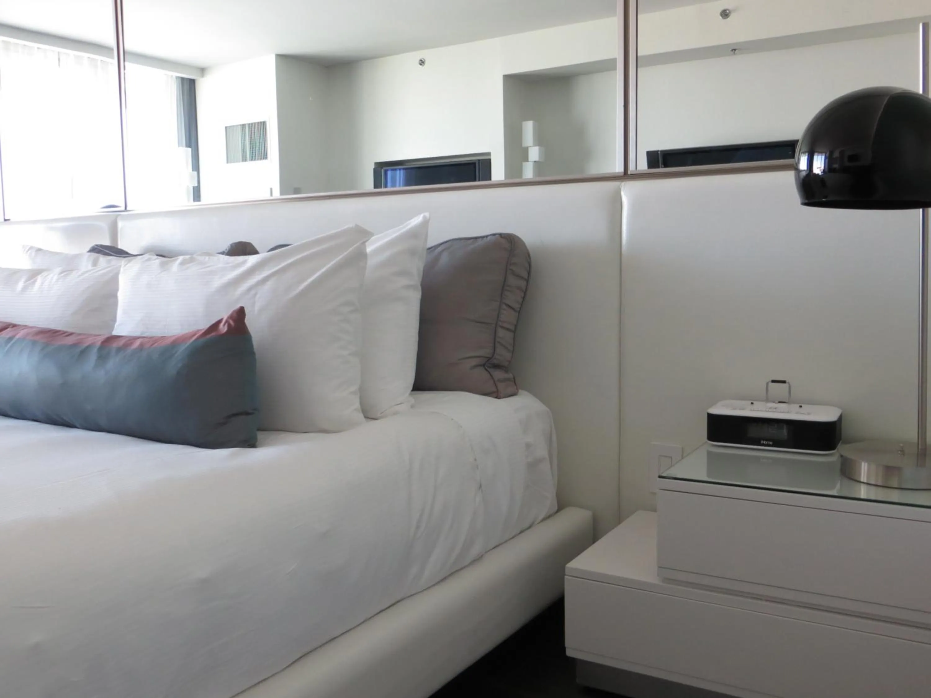 TV and multimedia in Palms Place Suite with Strip View