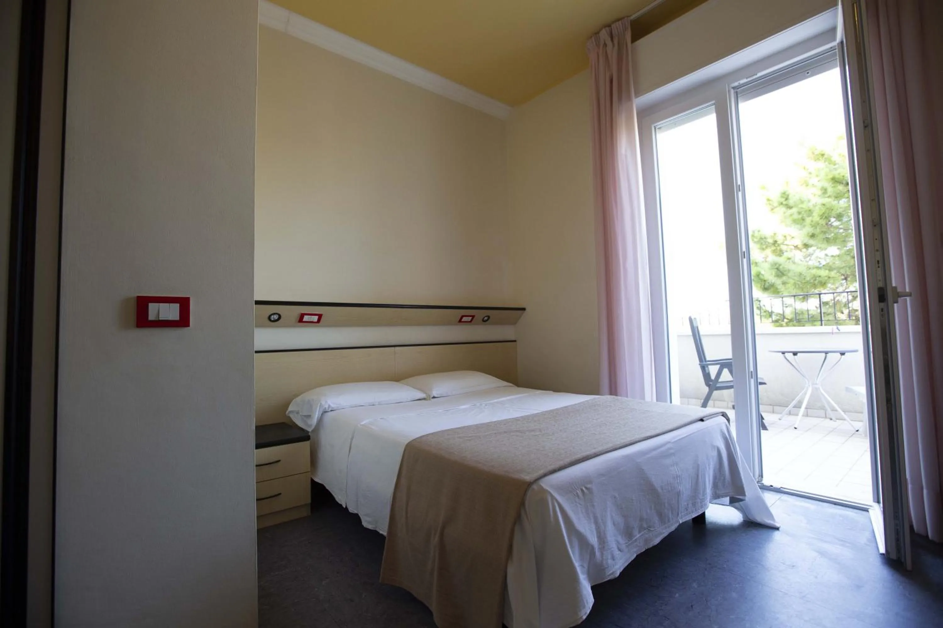 Bed in El Cid Campeador - Family Hotel