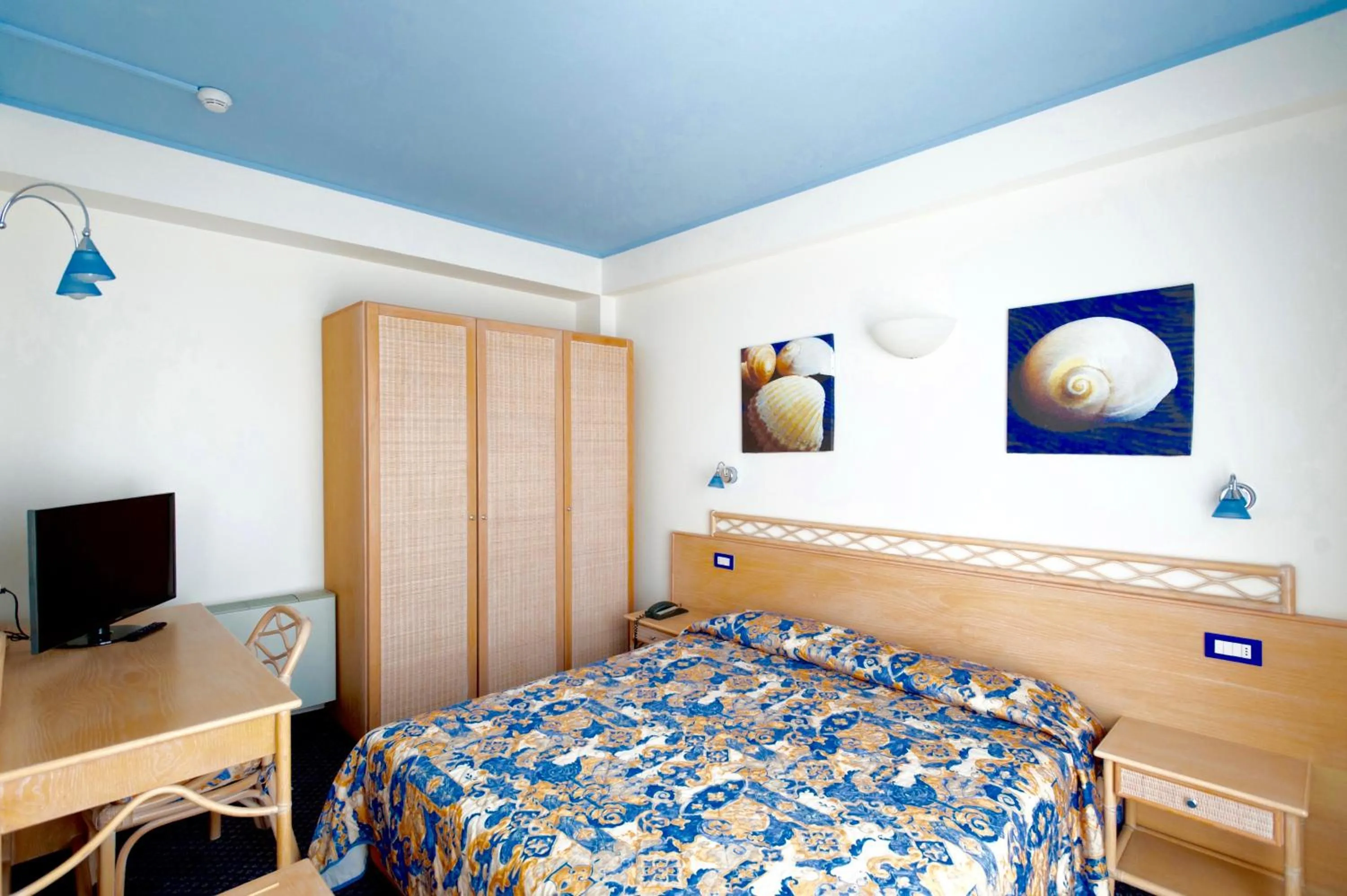 Photo of the whole room, Bed in El Cid Campeador - Family Hotel