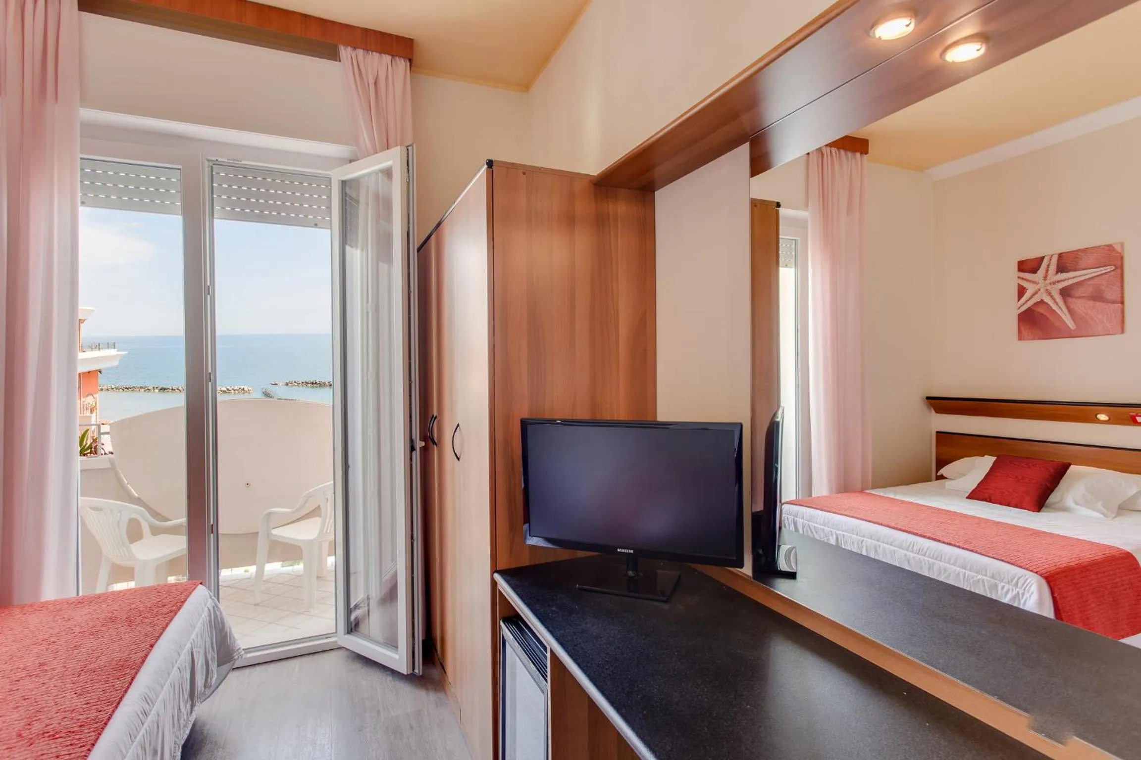 TV and multimedia, Bed in El Cid Campeador - Family Hotel