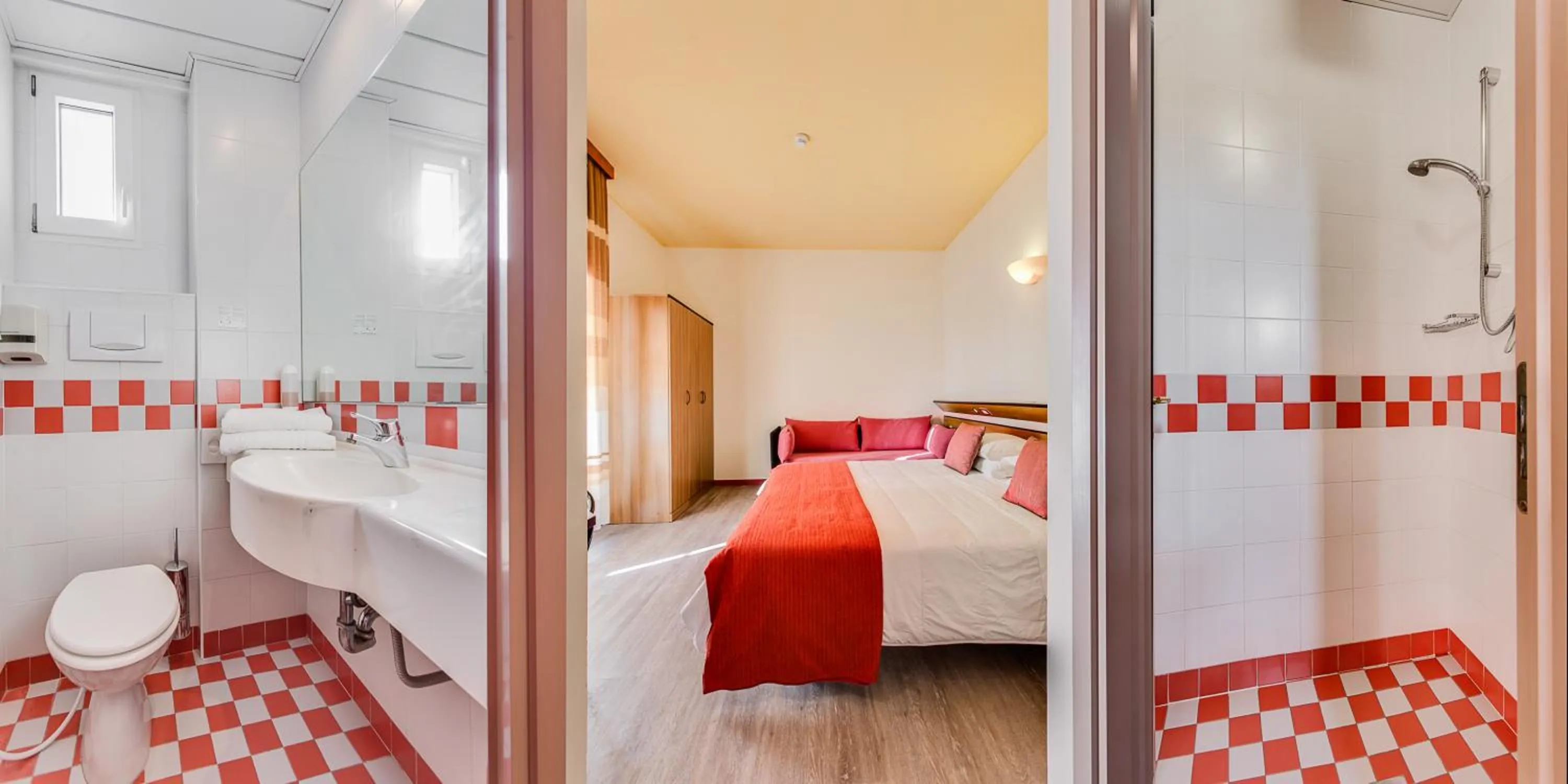 Shower, Bed in El Cid Campeador - Family Hotel