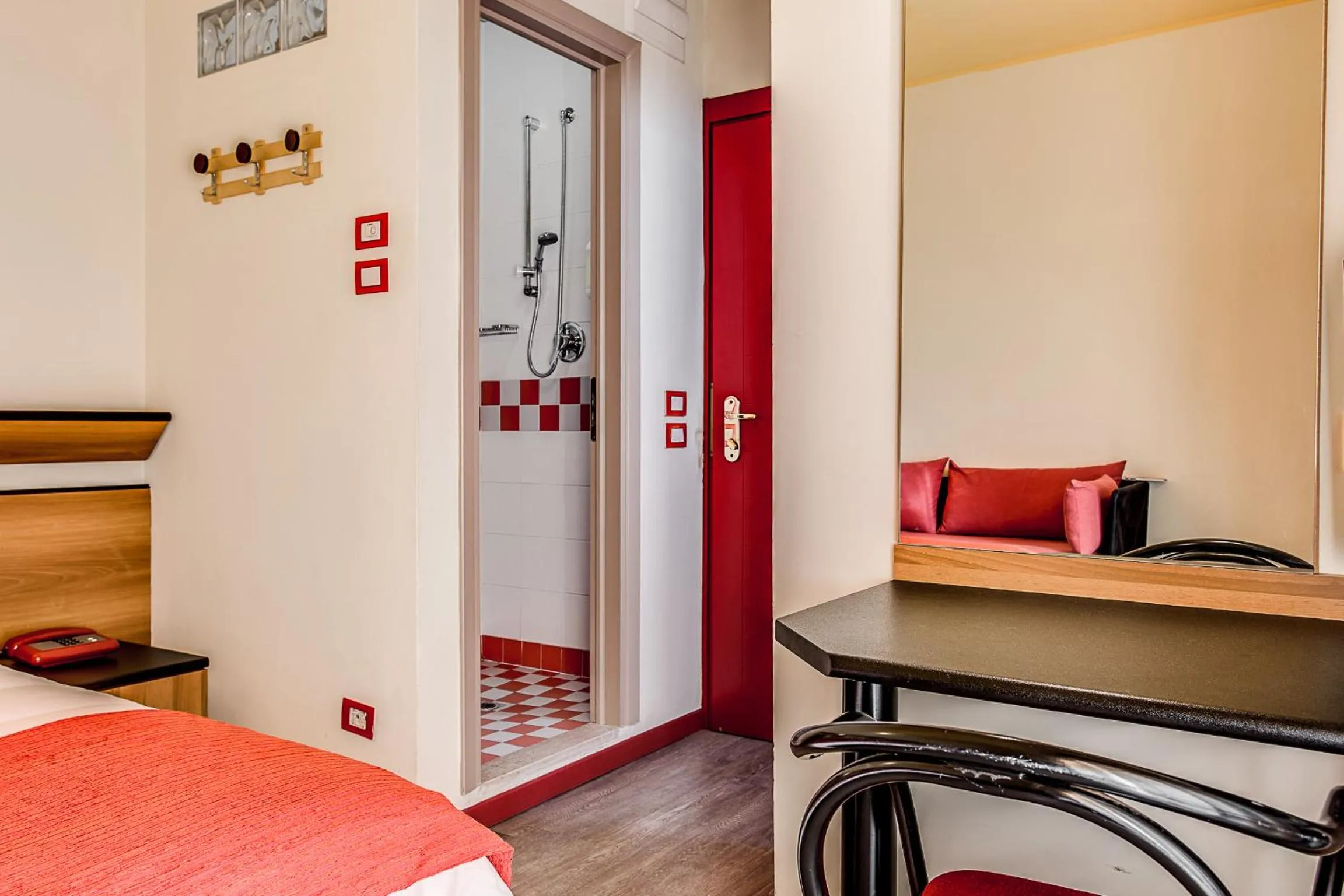 Shower, Bed in El Cid Campeador - Family Hotel