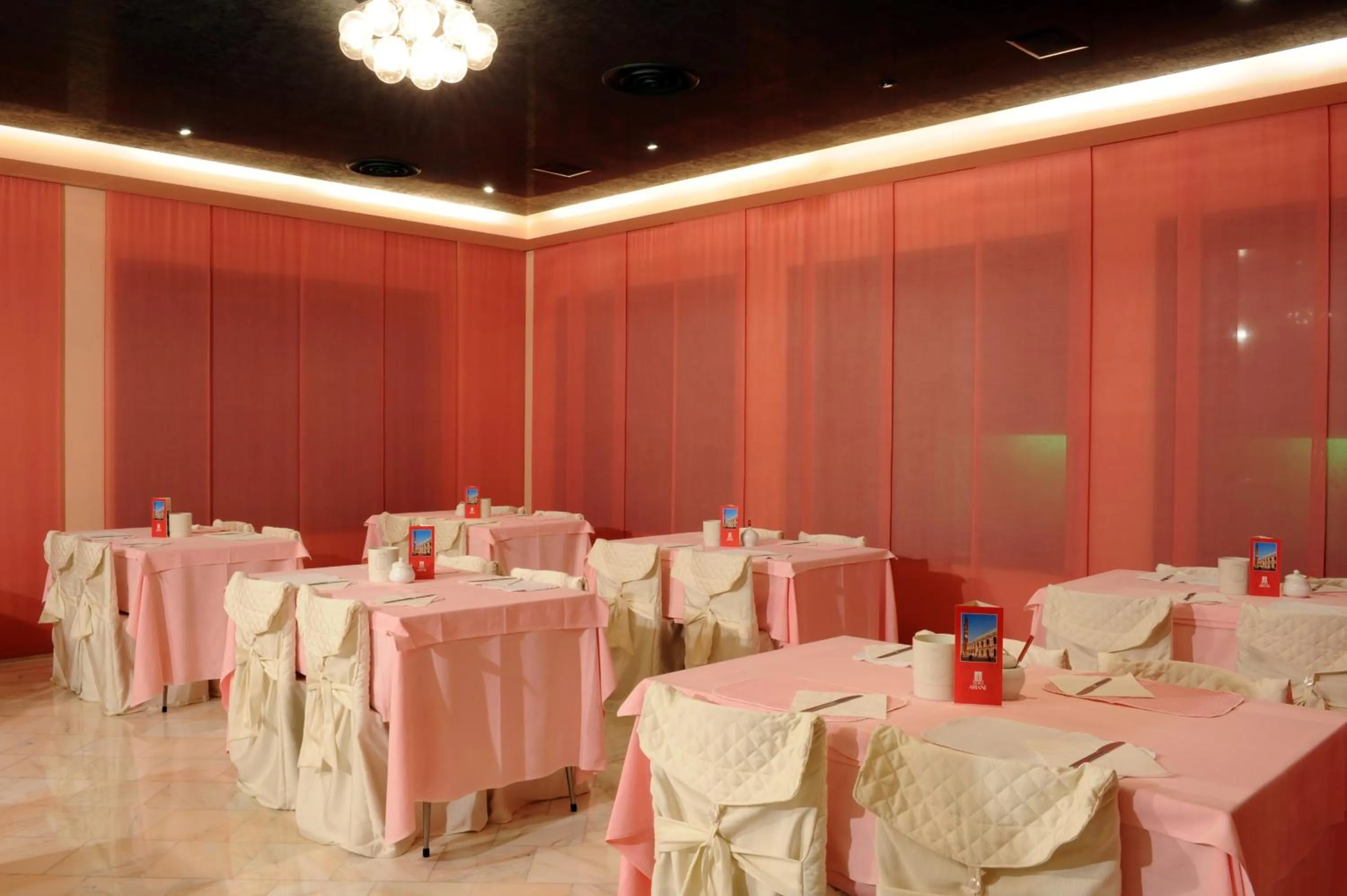 Restaurant/places to eat in Hotel Ariane