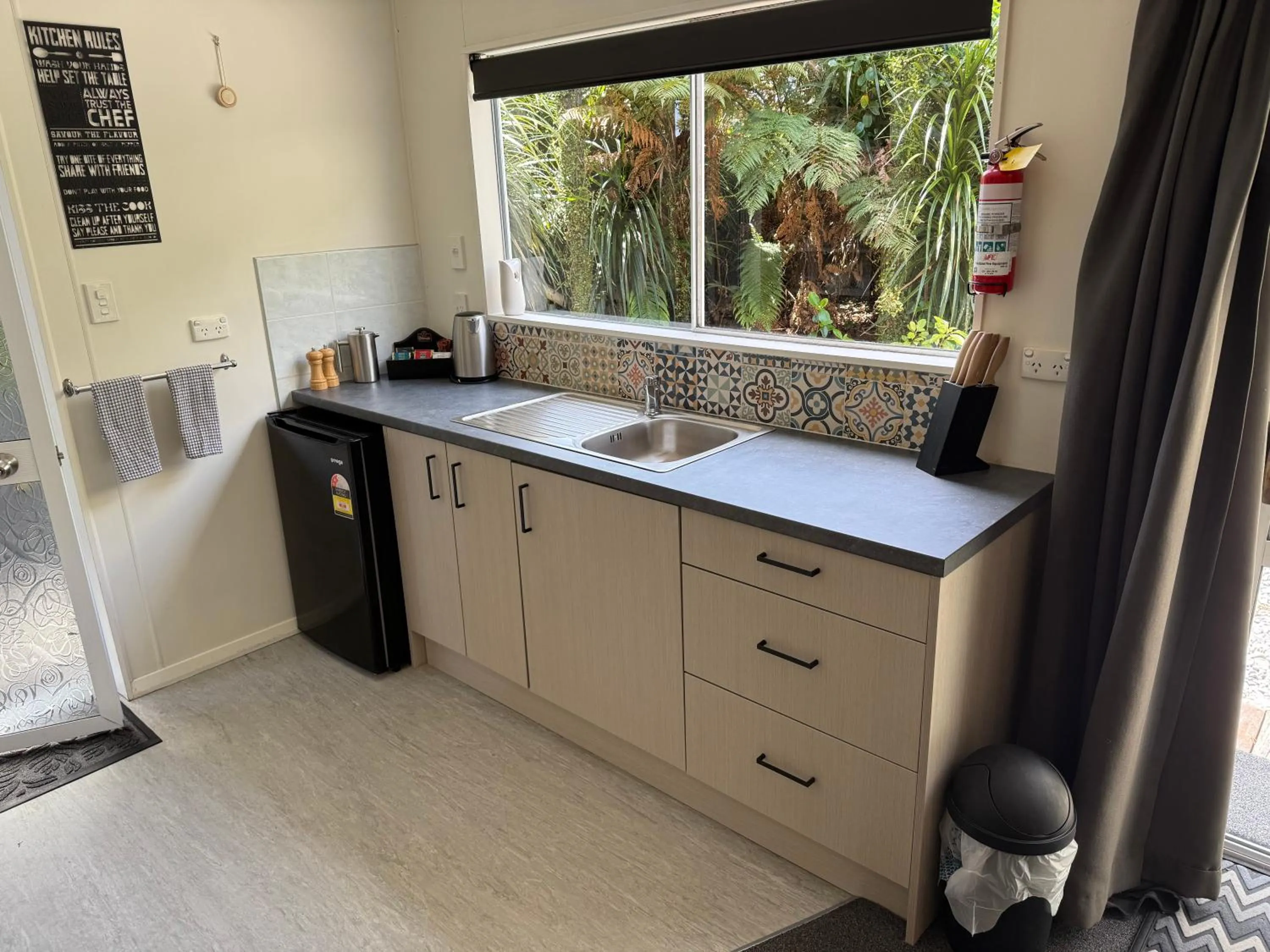 Kitchen or kitchenette in Paparoa Park Motel