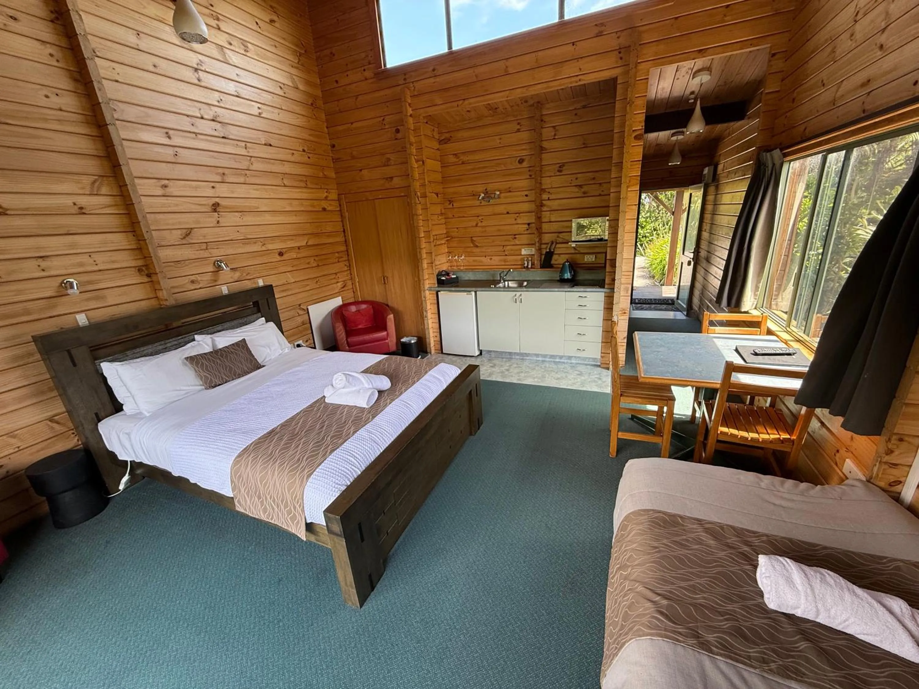 Kitchen or kitchenette, Bed in Paparoa Park Motel