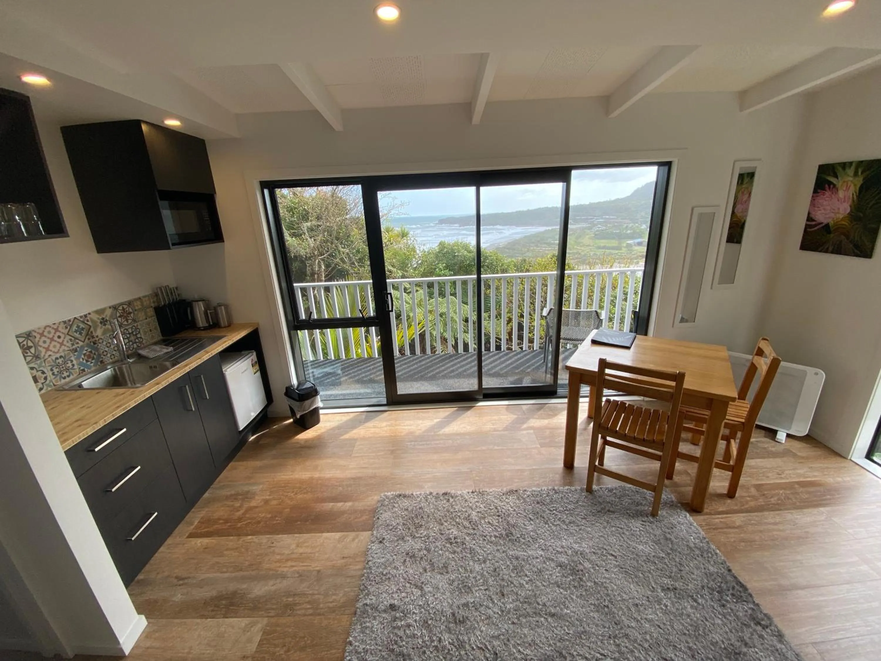Kitchen or kitchenette in Paparoa Park Motel