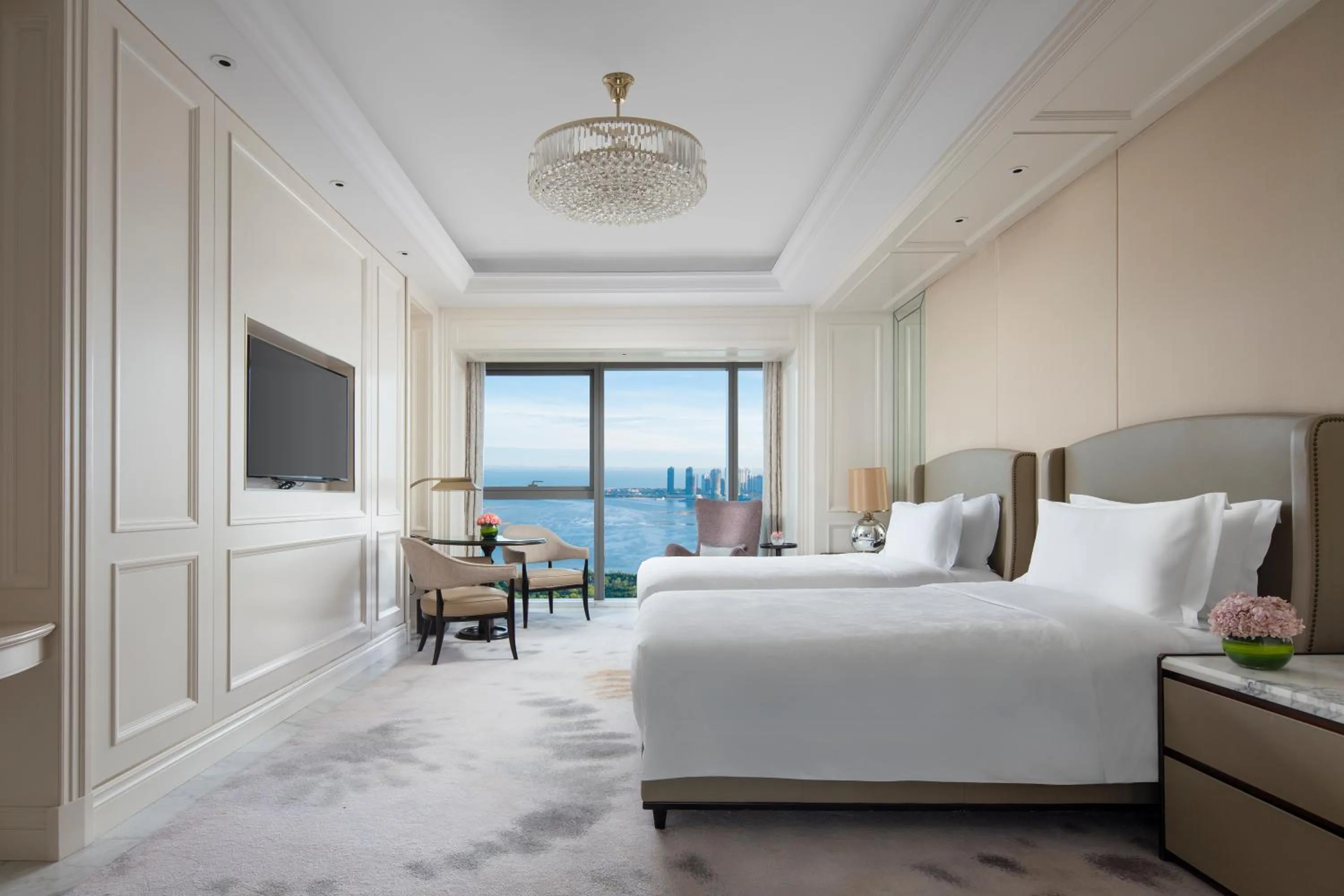 Photo of the whole room, Bed in The Langham Haikou