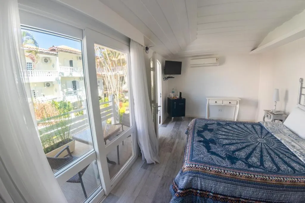 Swimming pool, Bed in Auberge de la Langouste