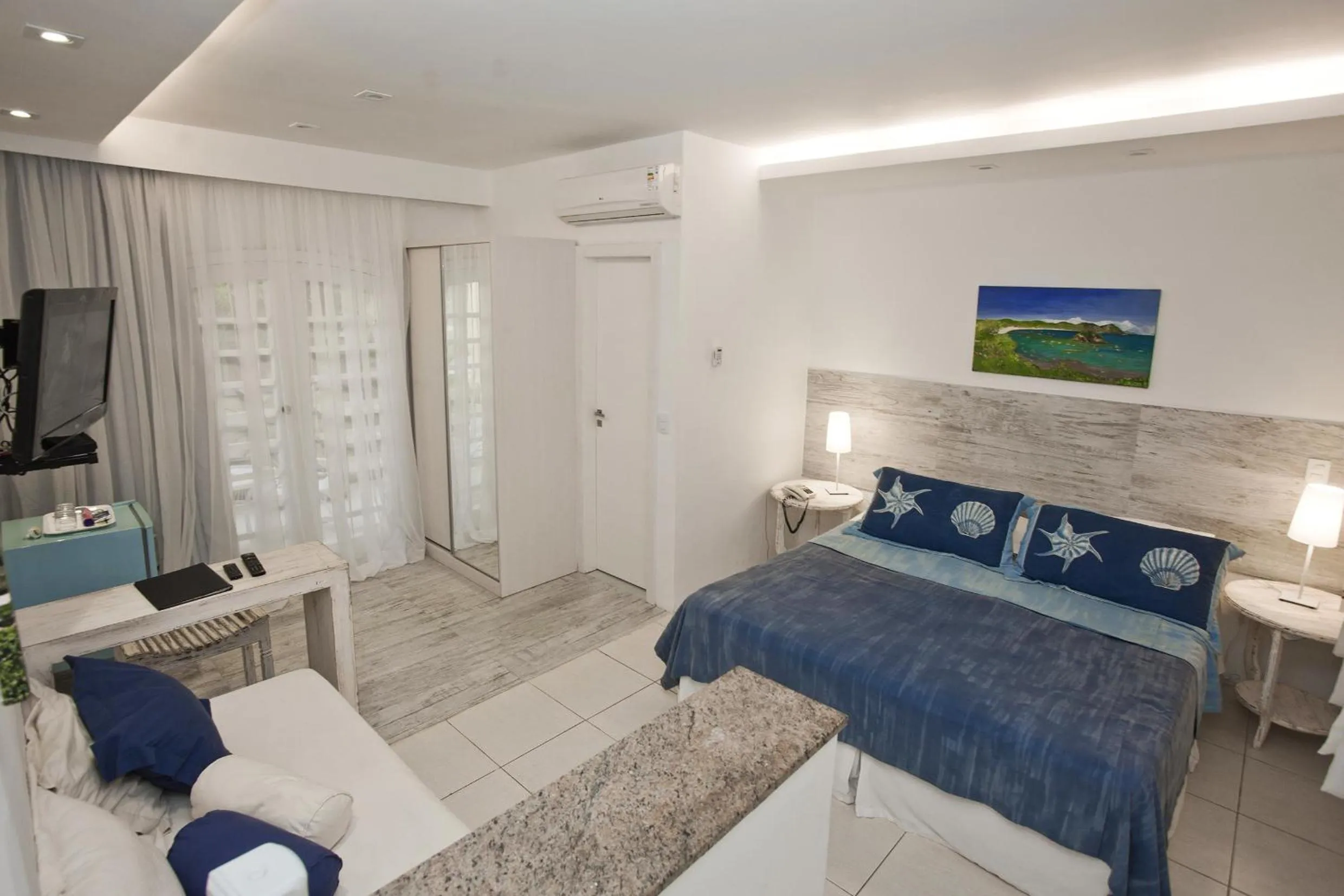 Photo of the whole room, Bed in Auberge de la Langouste