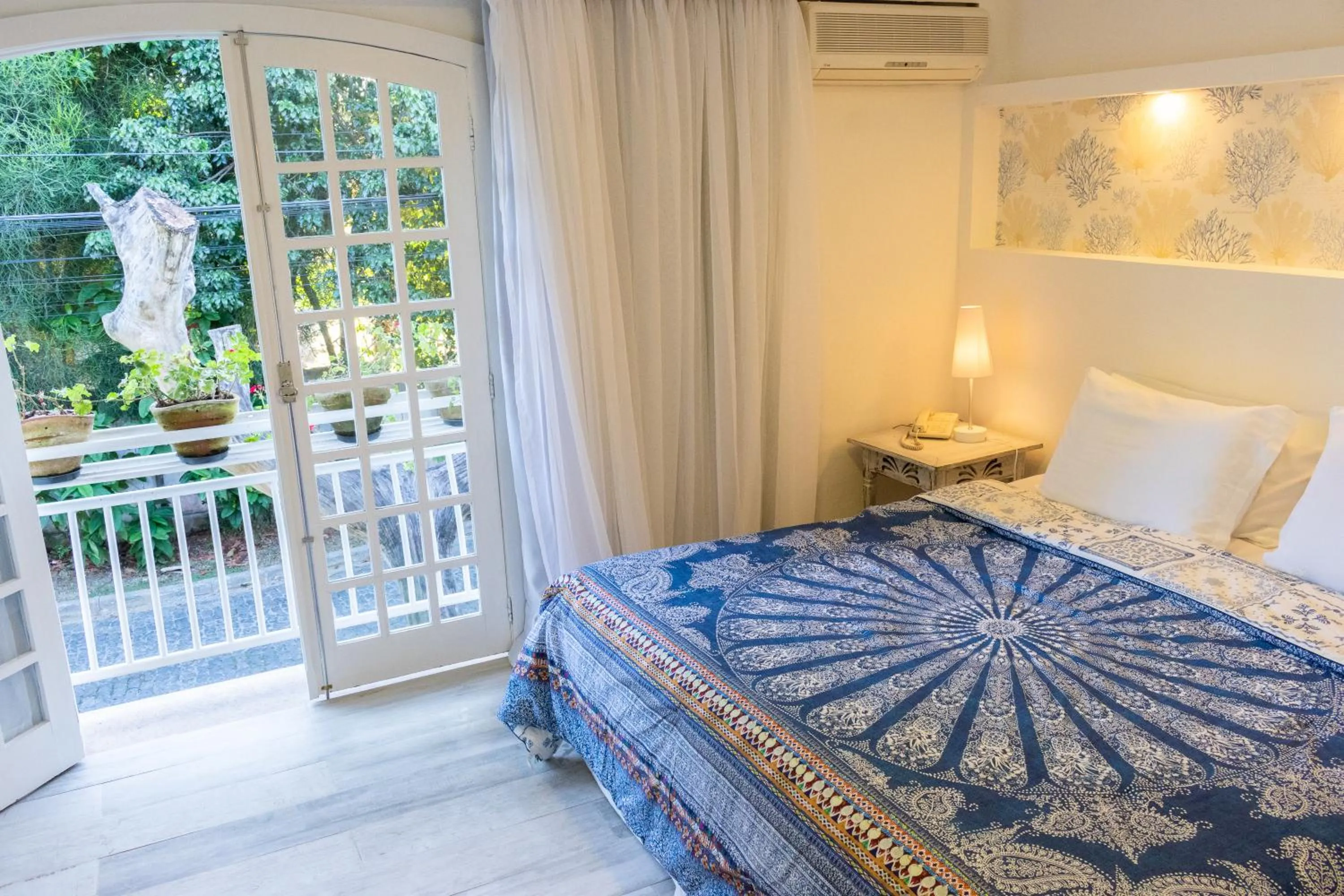 Photo of the whole room, Bed in Auberge de la Langouste