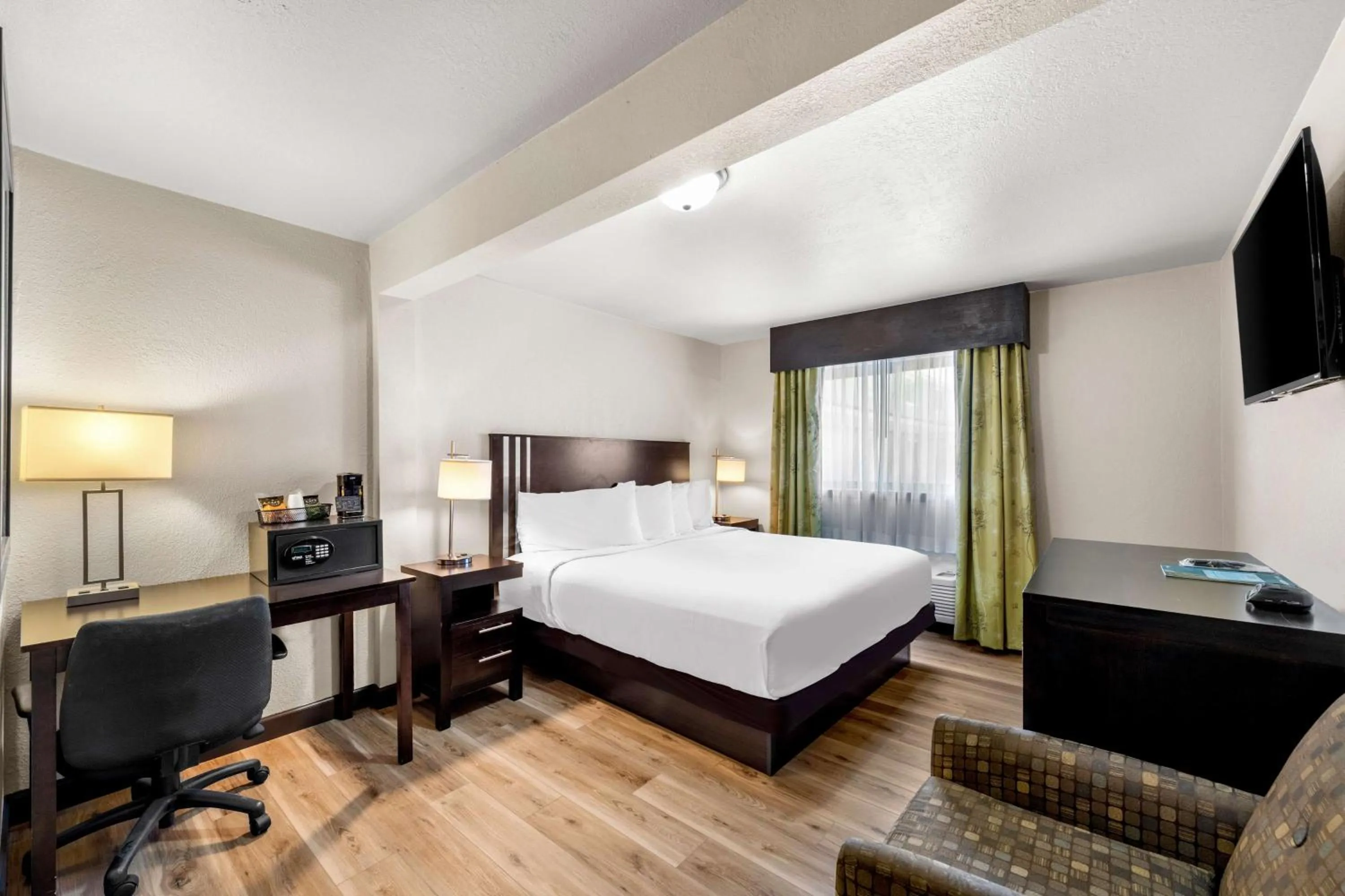 Bedroom, Bed in Americas Best Value Inn Marquette