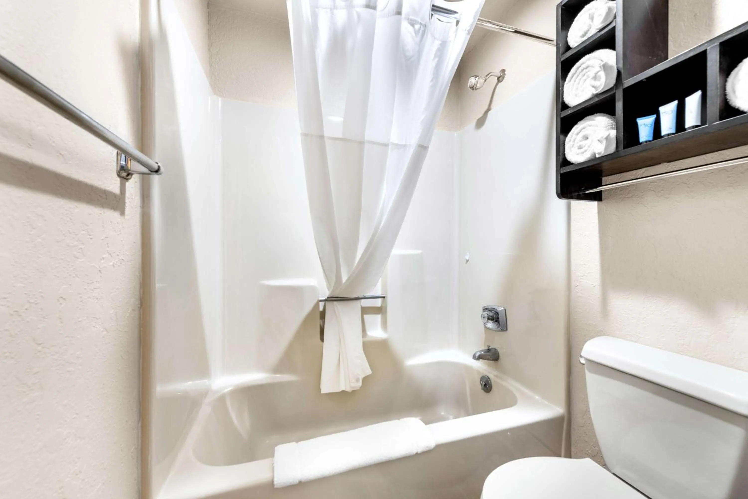 Bathroom in Americas Best Value Inn Marquette