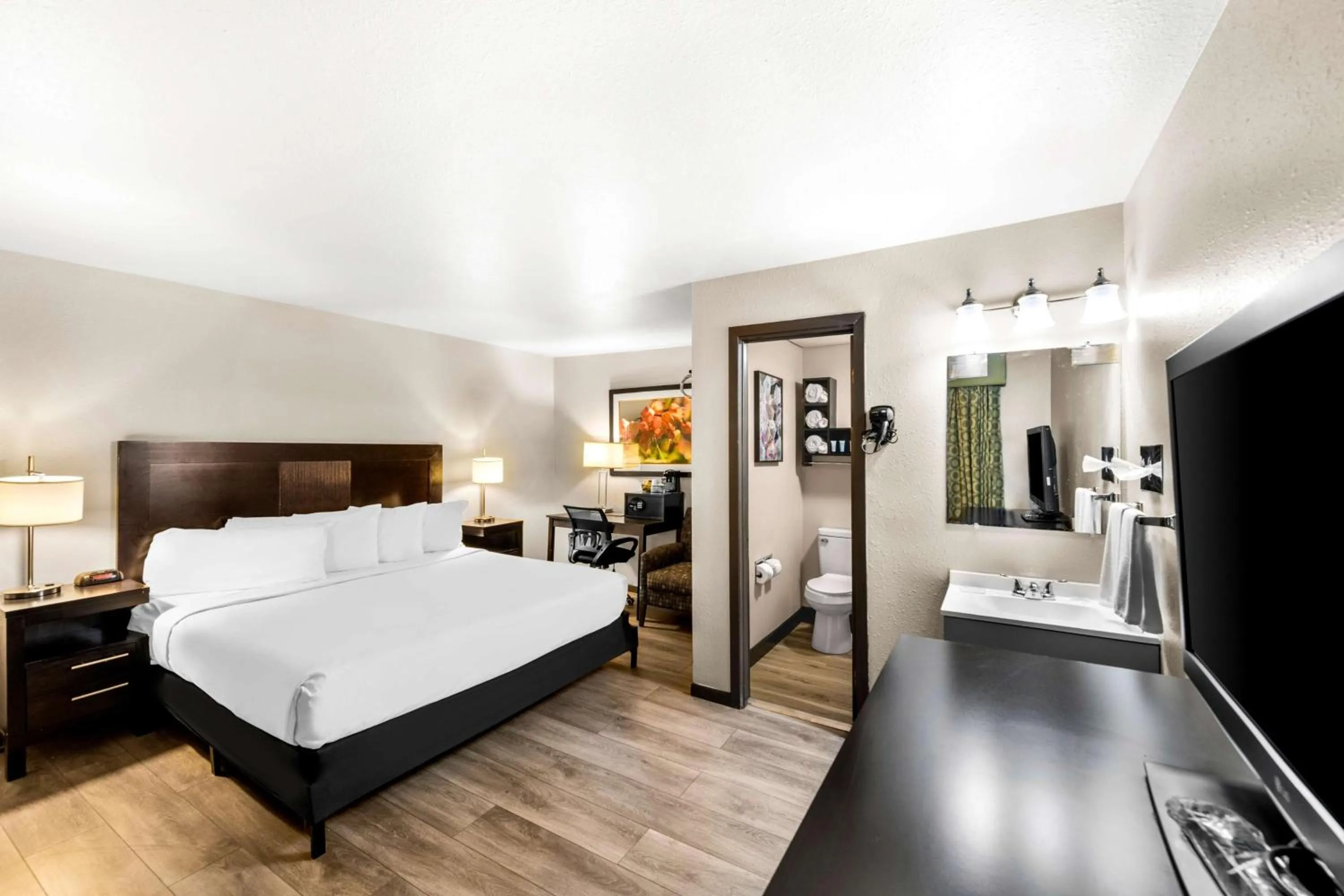 Bedroom, Bed in Americas Best Value Inn Marquette