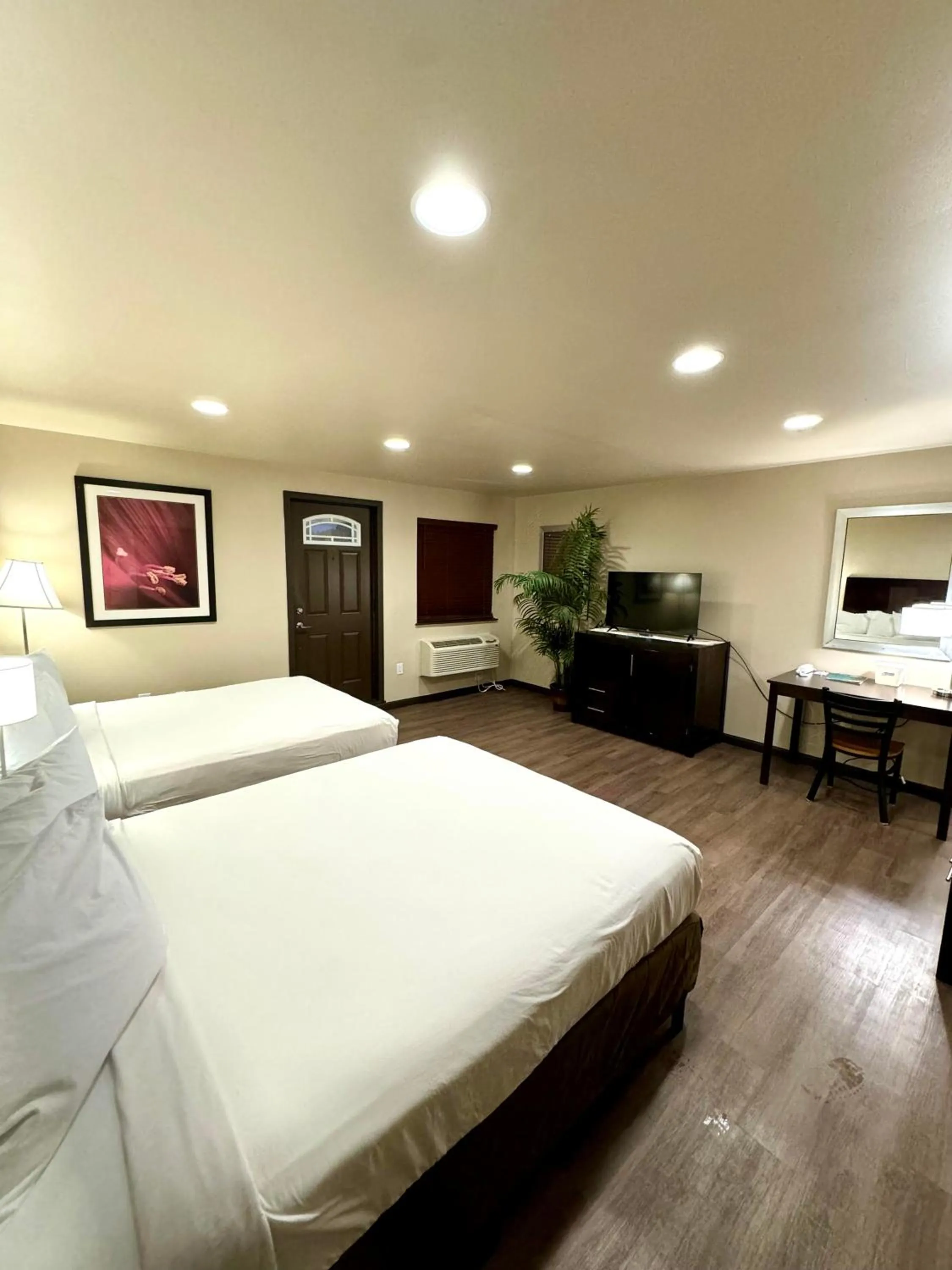 TV and multimedia, Bed in Americas Best Value Inn Marquette