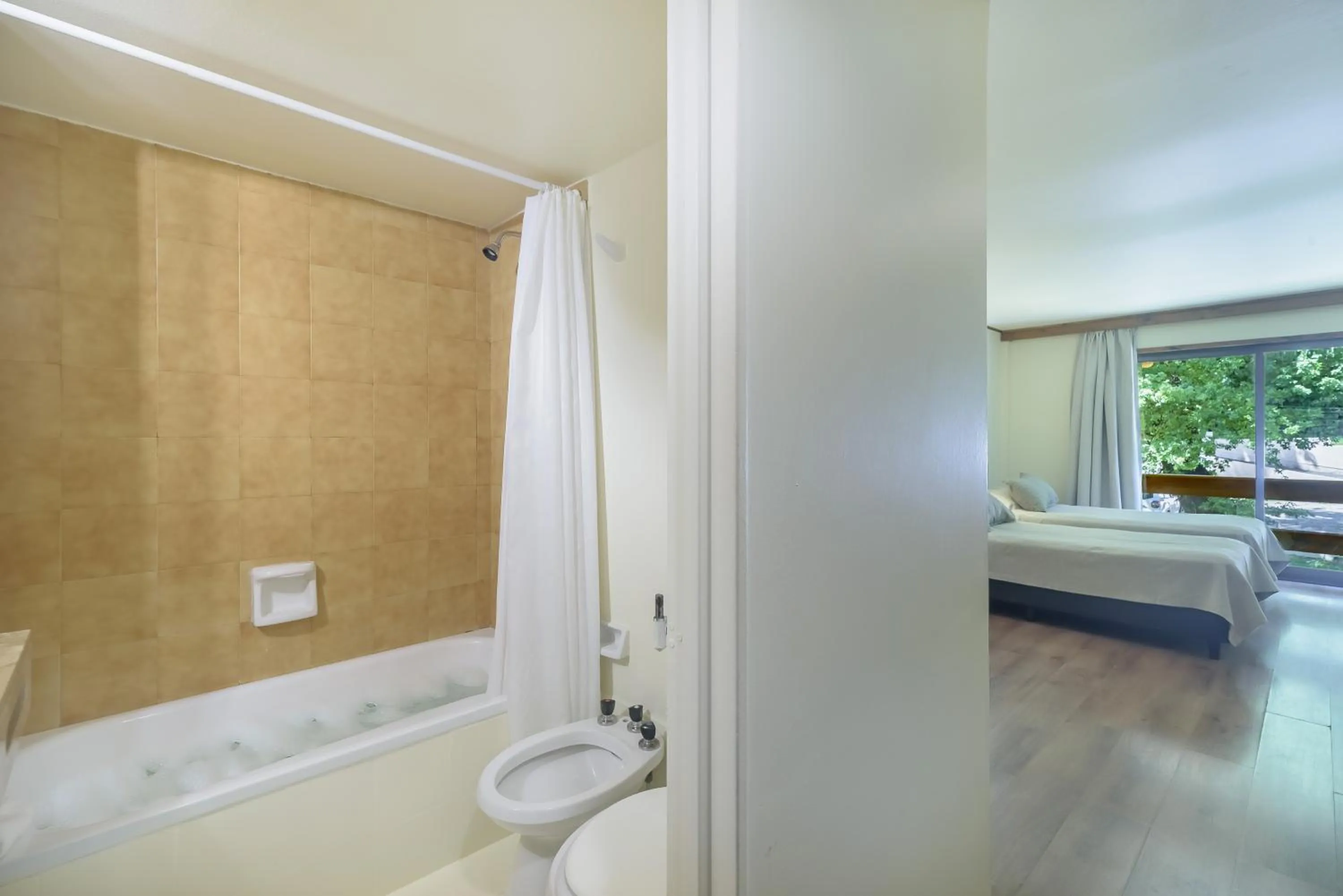 Bathroom, Bed in Soft Bariloche Hotel
