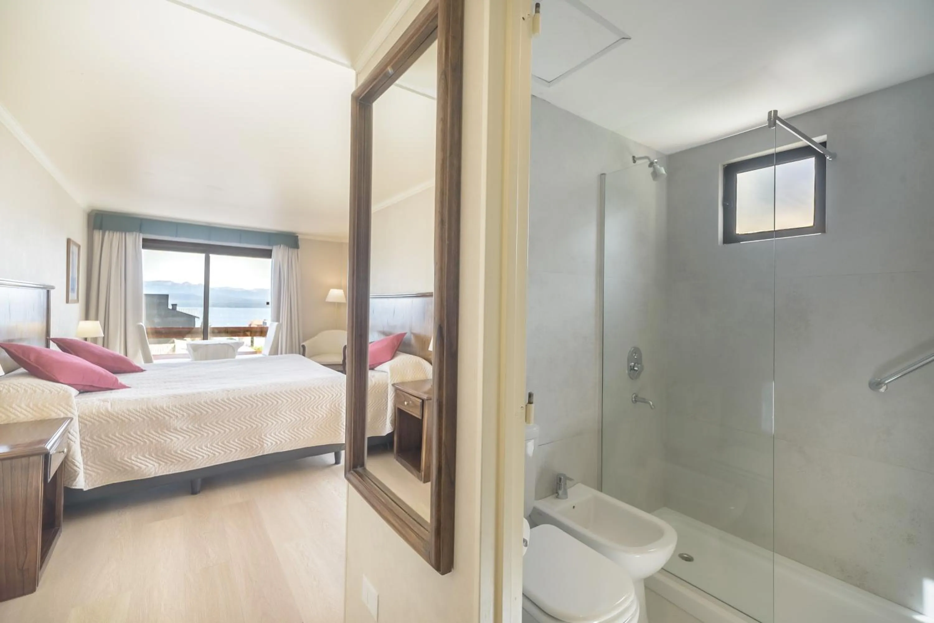 Bathroom, Bed in Soft Bariloche Hotel