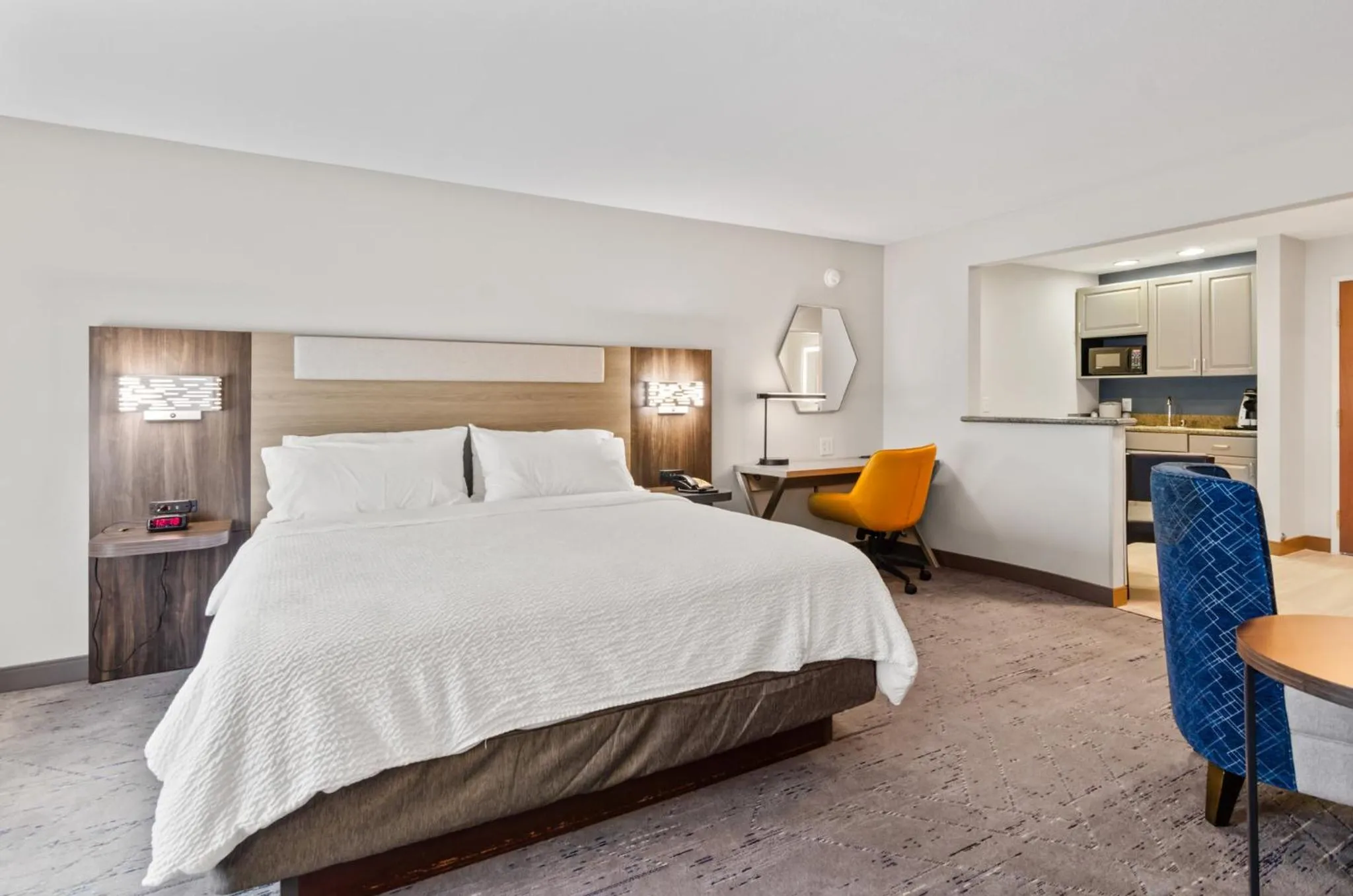 Bedroom, Bed in Holiday Inn Express Hotel & Suites Mount Airy by IHG