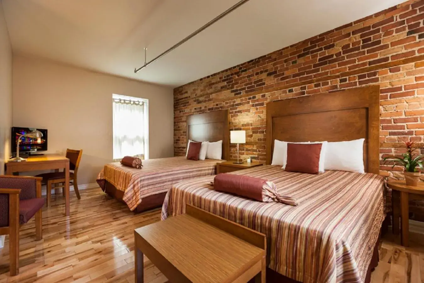 Superior Queen Room with Two Queen Beds in Hotel Abri du Voyageur Superior Queen Room with Two Queen Beds in Hotel Abri du Voyageur