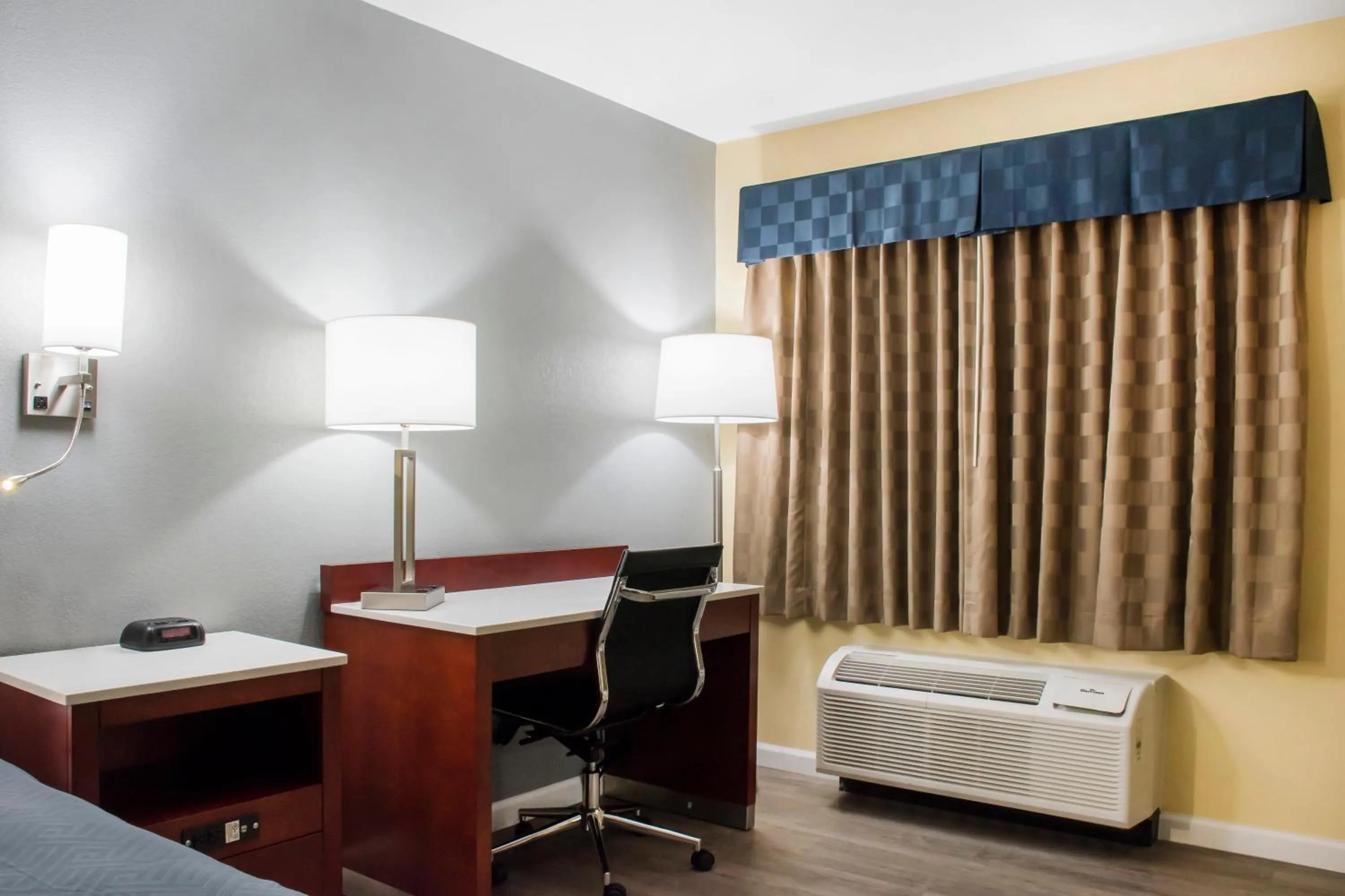 Bed in Escape Inn Hershey