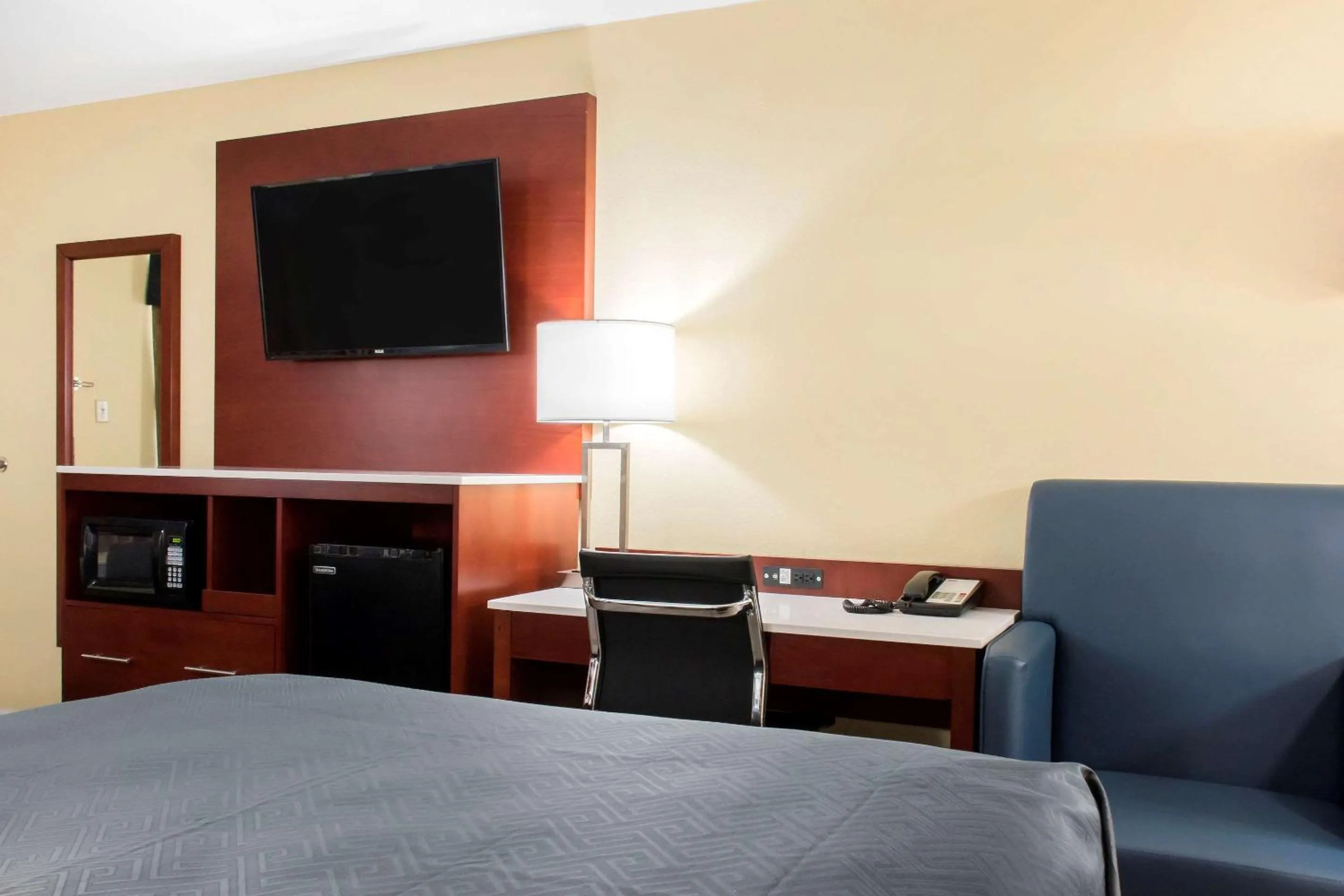 Bed in Escape Inn Hershey