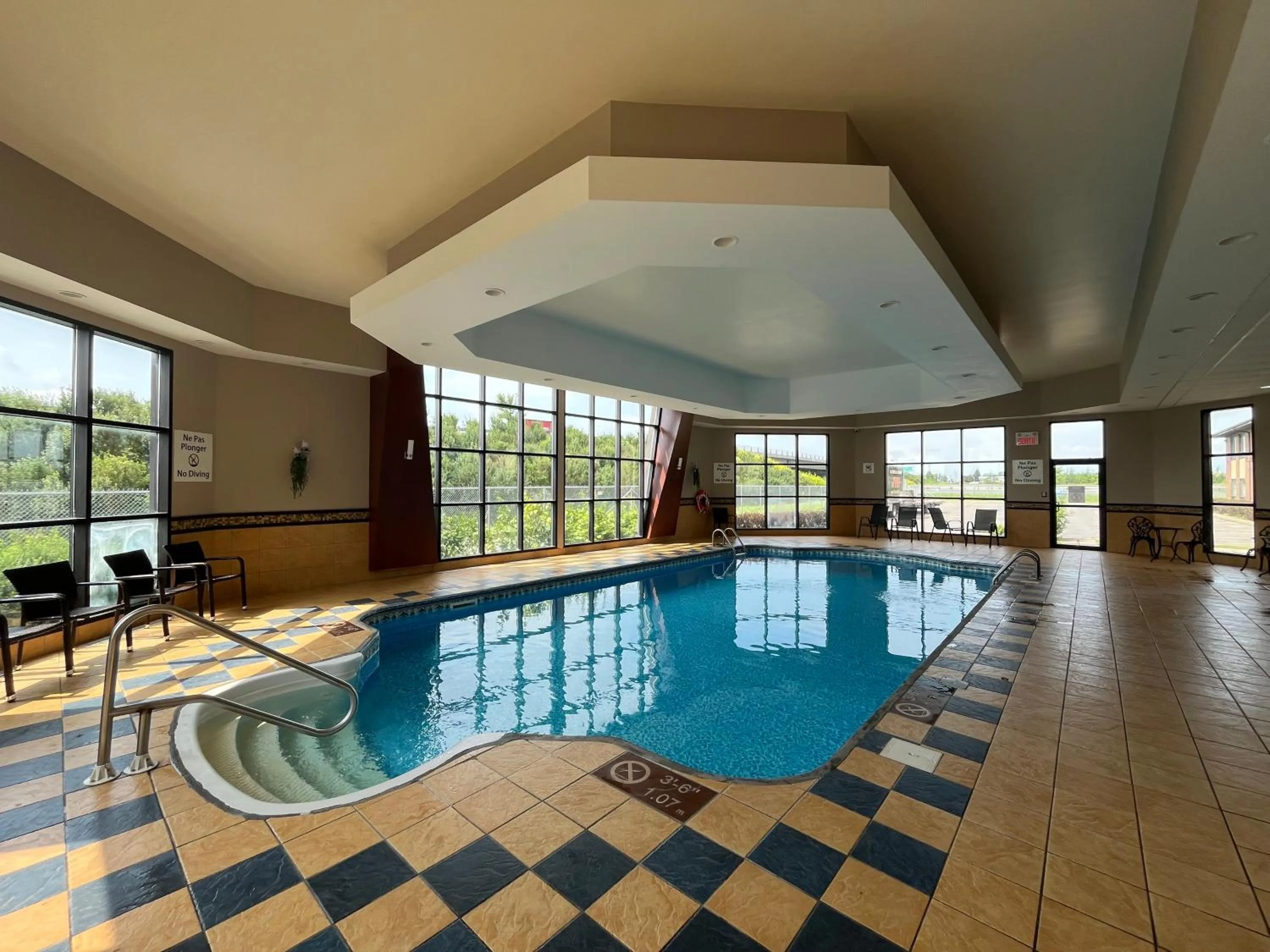 Swimming pool in Quality Inn Saint-Jean-sur-Richelieu